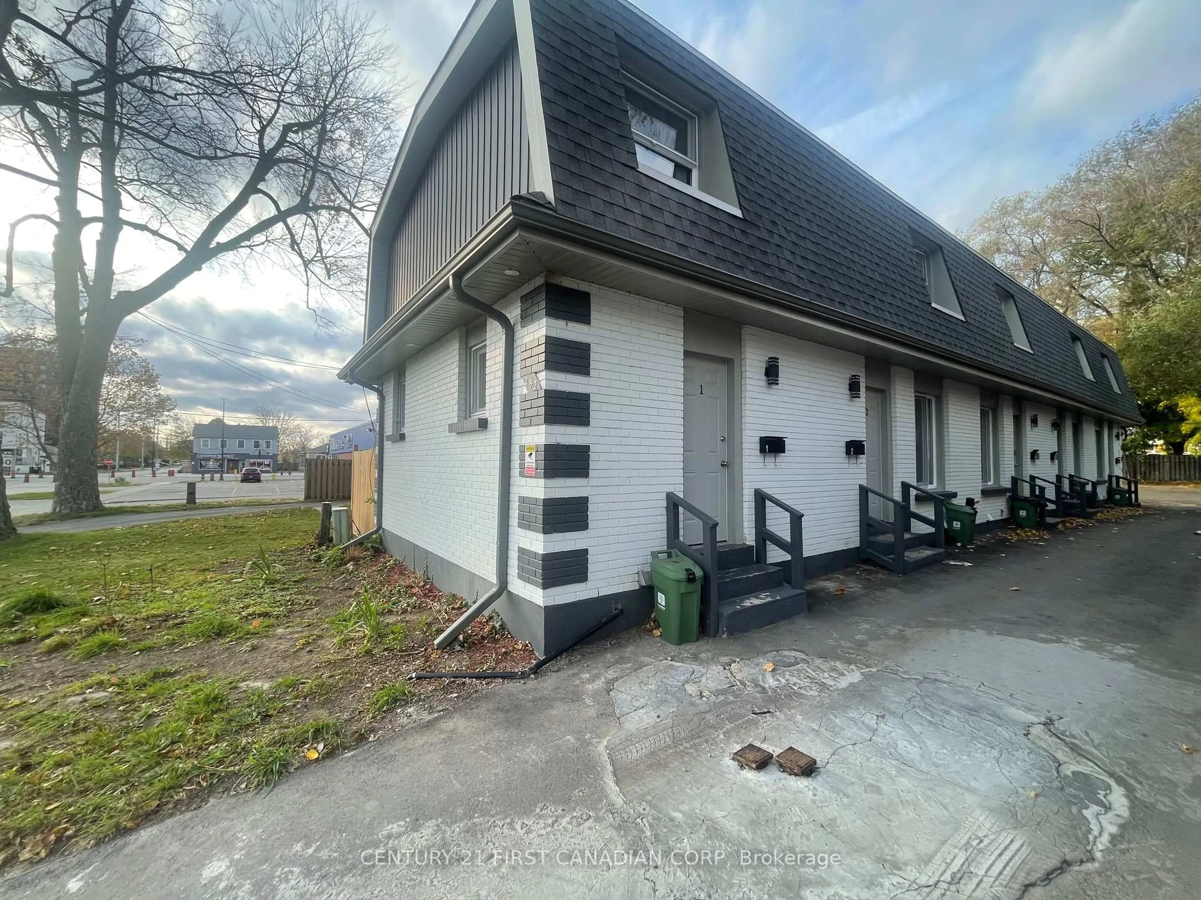 A pic from outside/outdoor area/front of a property/back of a property/a pic from drone, street for 292 Simcoe St, London East Ontario N6B 1J5