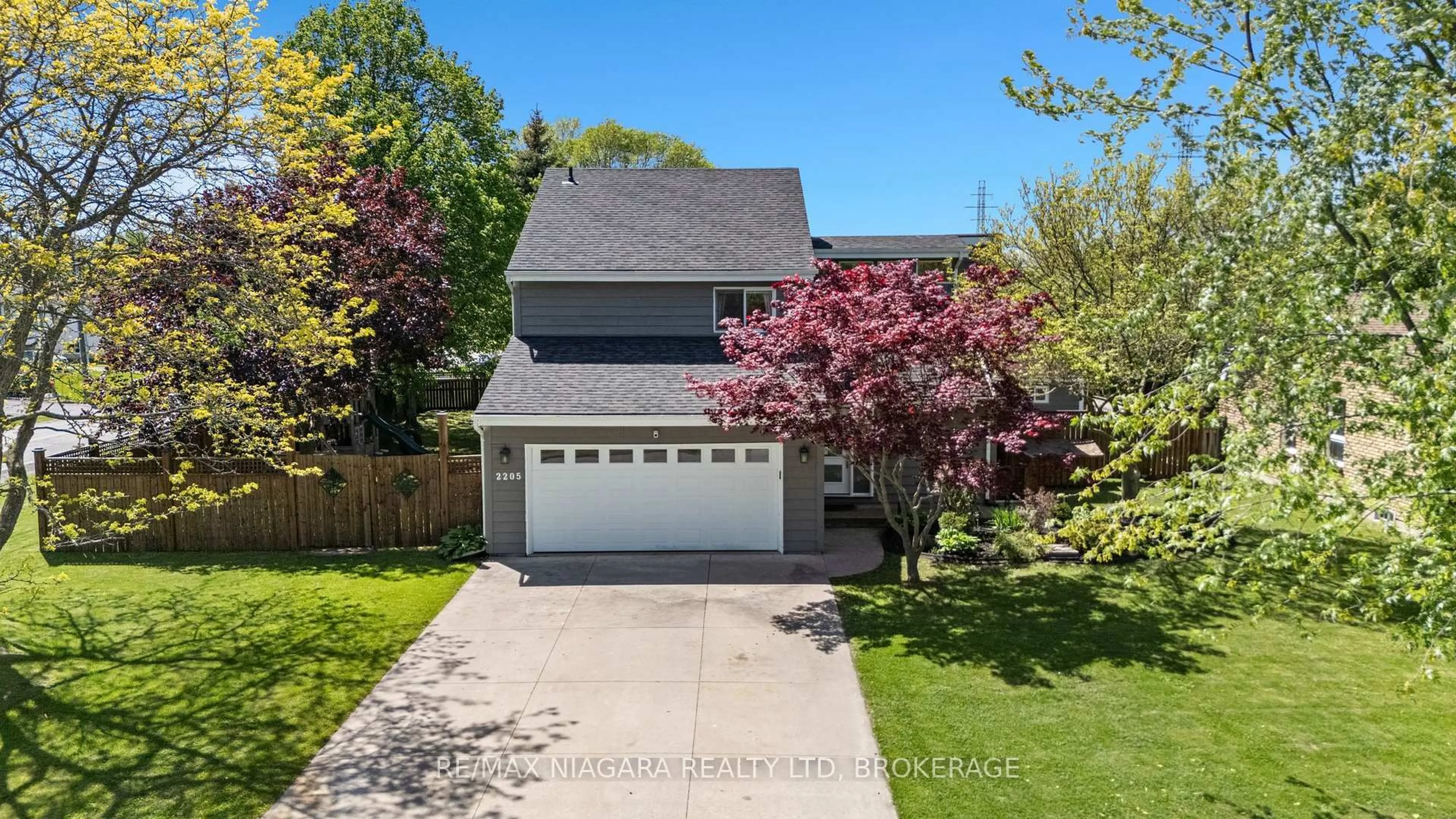 A pic from outside/outdoor area/front of a property/back of a property/a pic from drone, street for 2205 GAINER St, Thorold Ontario L0S 1A0
