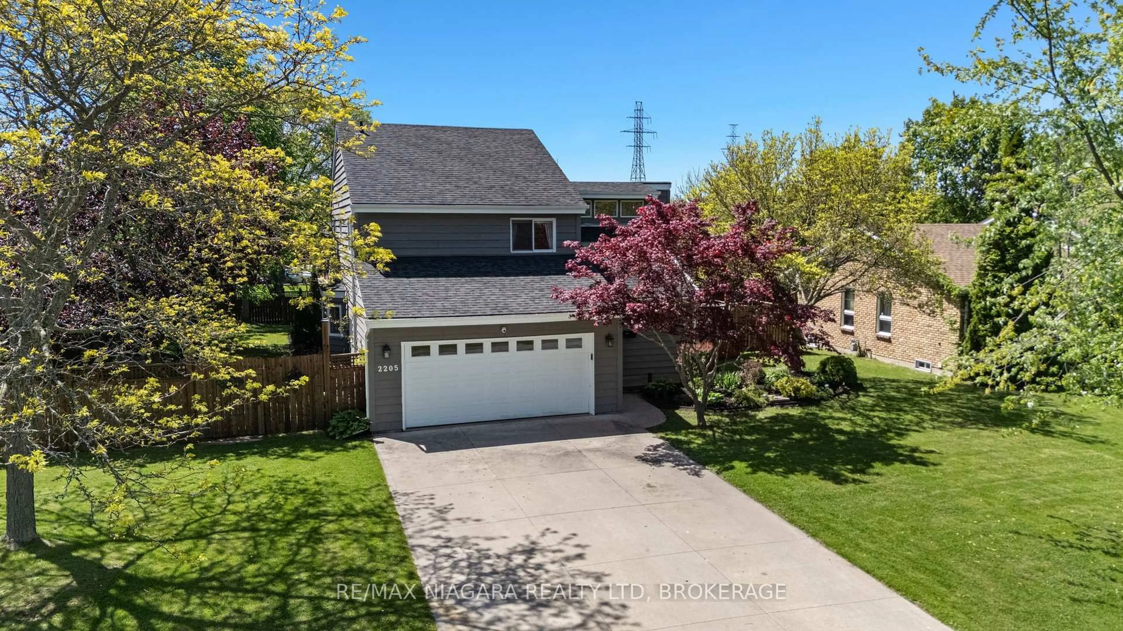 A pic from outside/outdoor area/front of a property/back of a property/a pic from drone, street for 2205 GAINER St, Thorold Ontario L0S 1A0