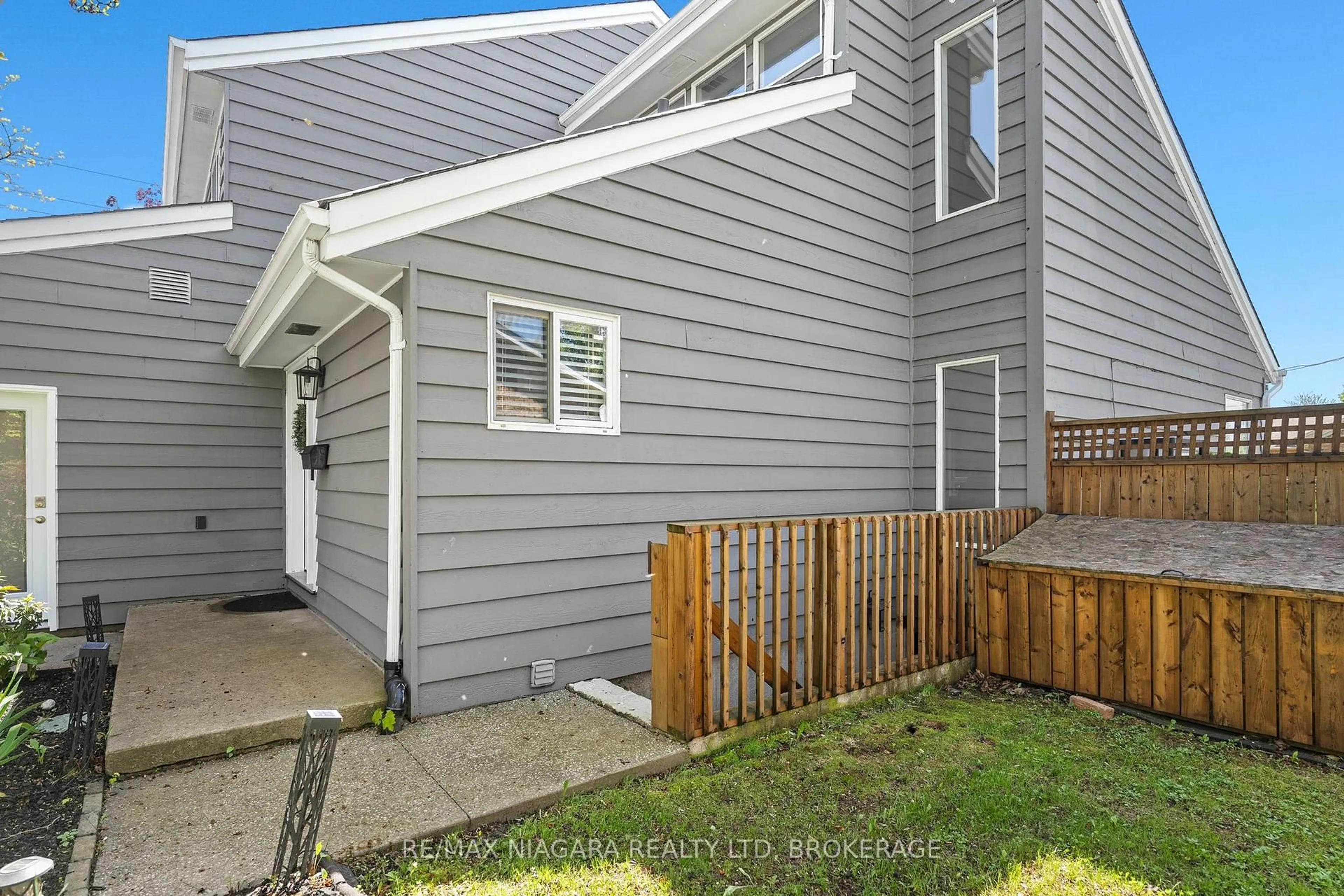 Home with vinyl exterior material, street for 2205 GAINER St, Thorold Ontario L0S 1A0