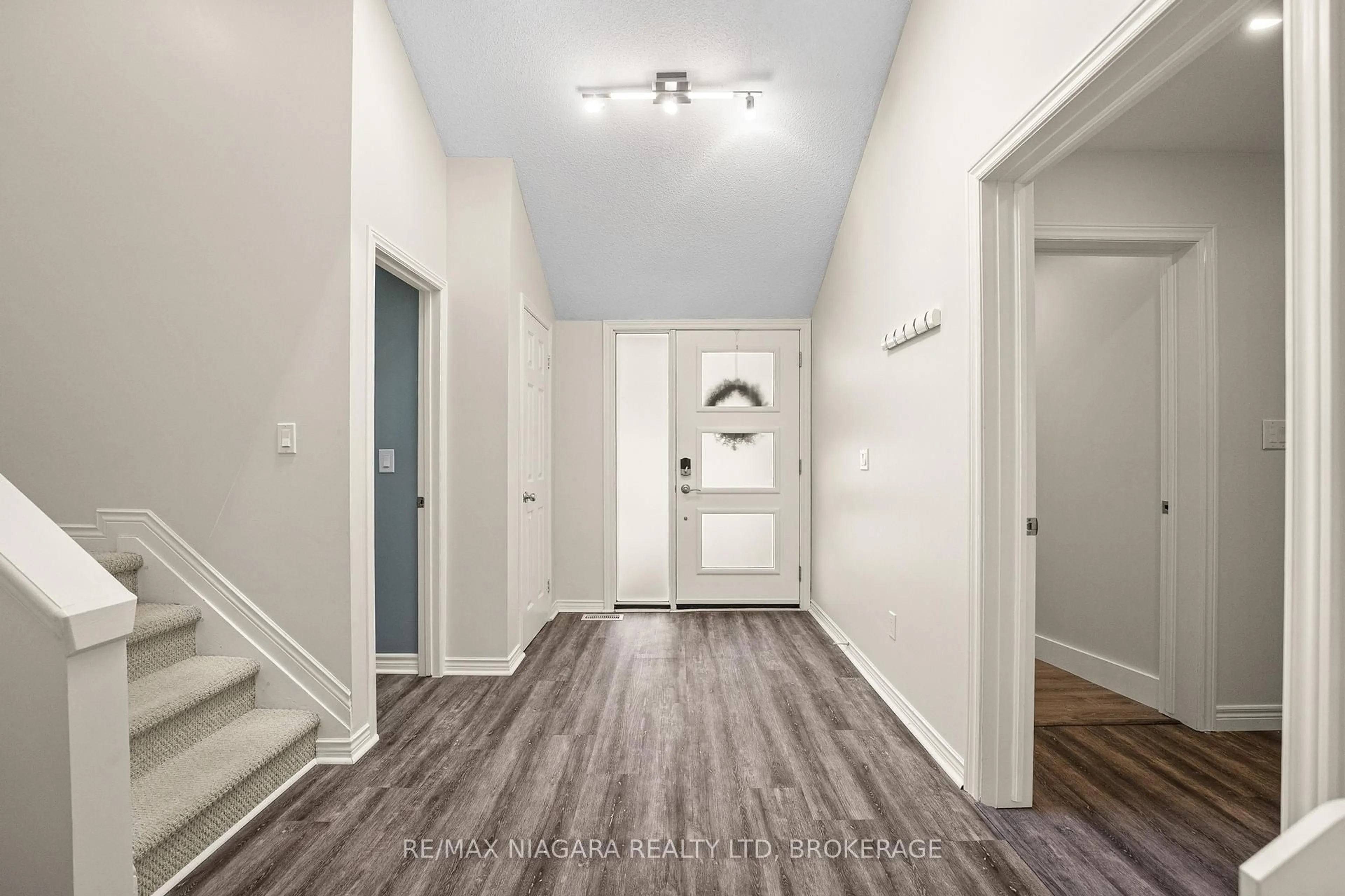 Indoor entryway for 2205 GAINER St, Thorold Ontario L0S 1A0