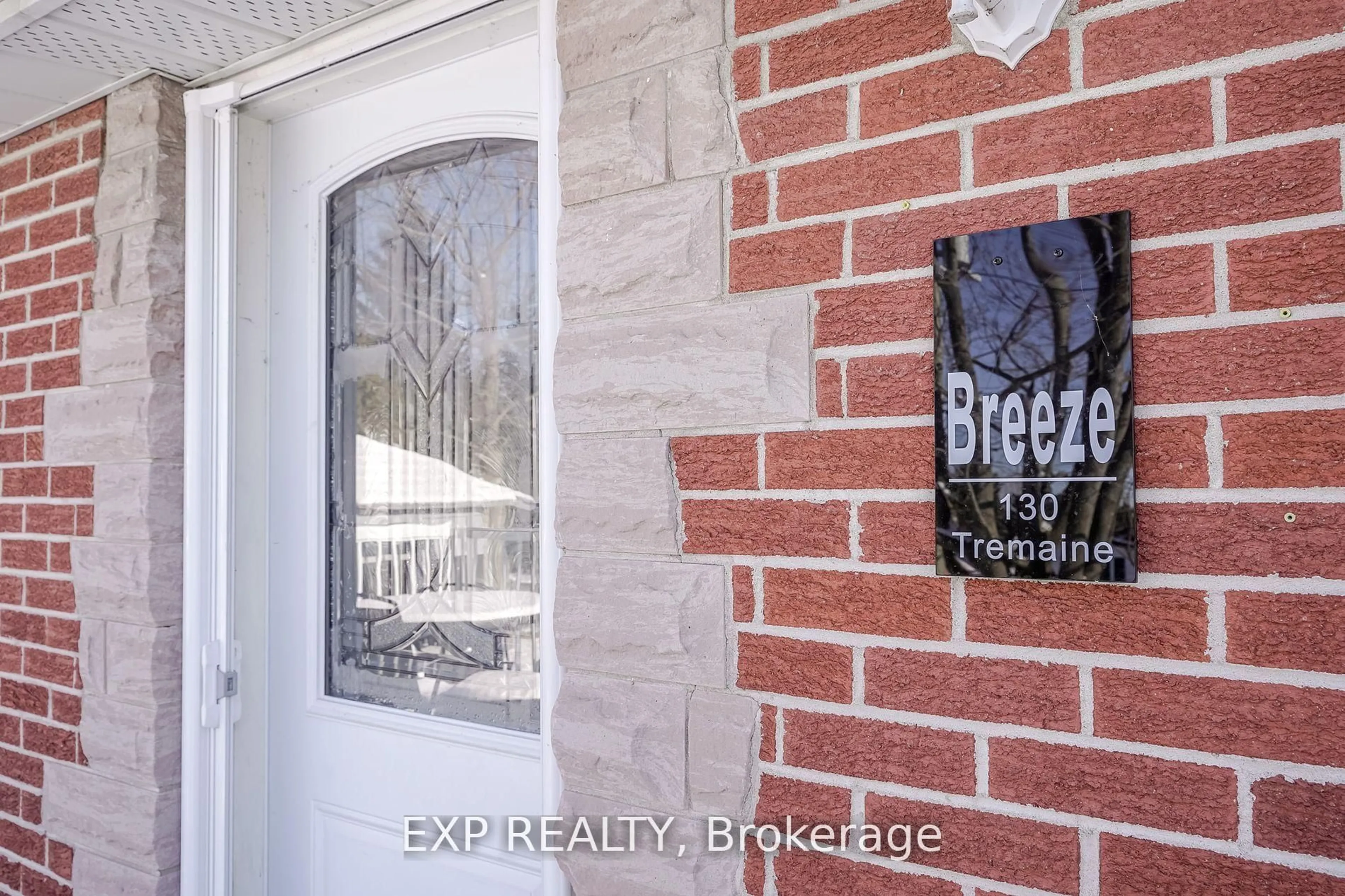 Indoor entryway for 130 Tremaine St, Cobourg Ontario K9A 2Z3