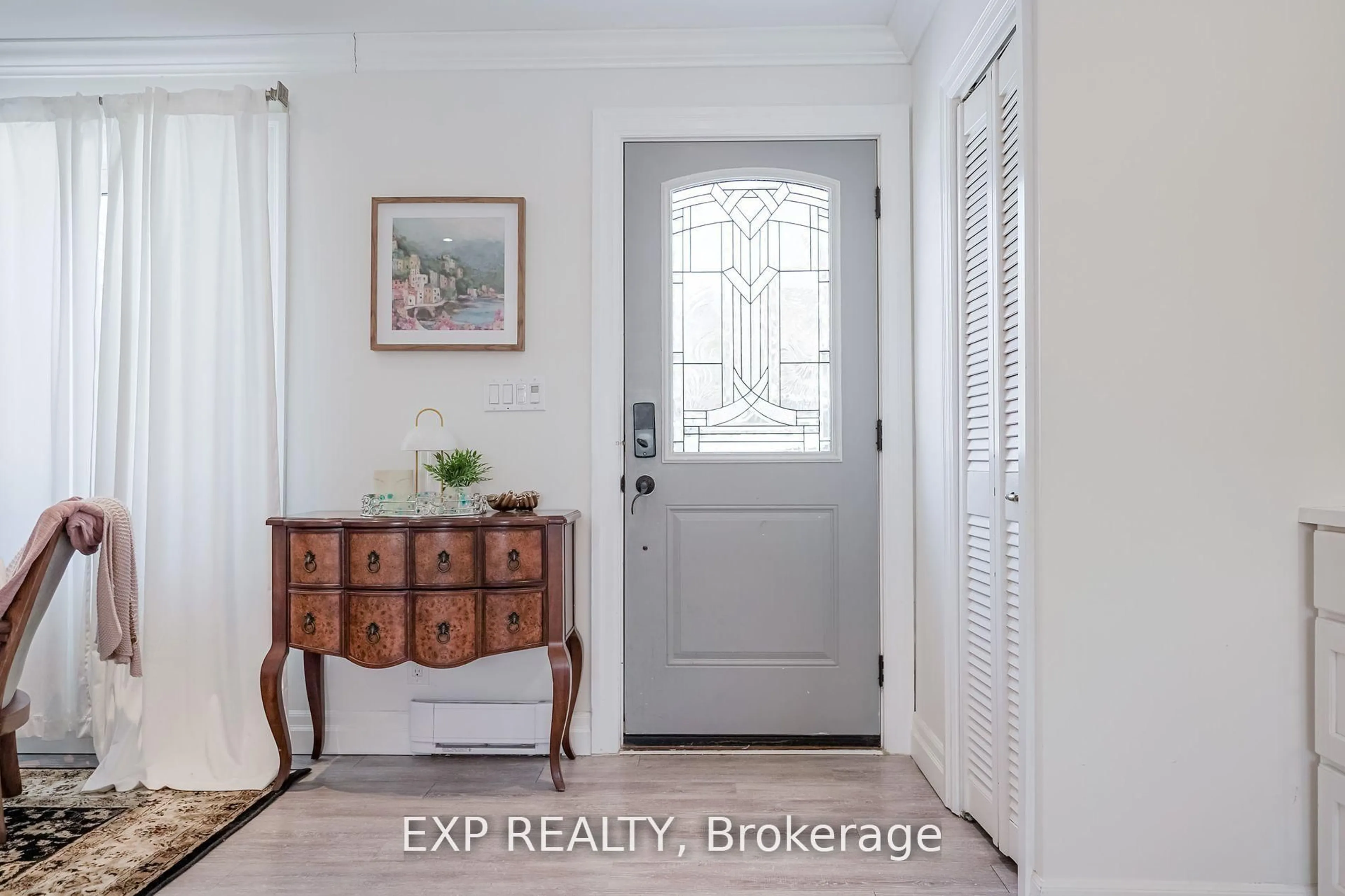 Indoor entryway for 130 Tremaine St, Cobourg Ontario K9A 2Z3