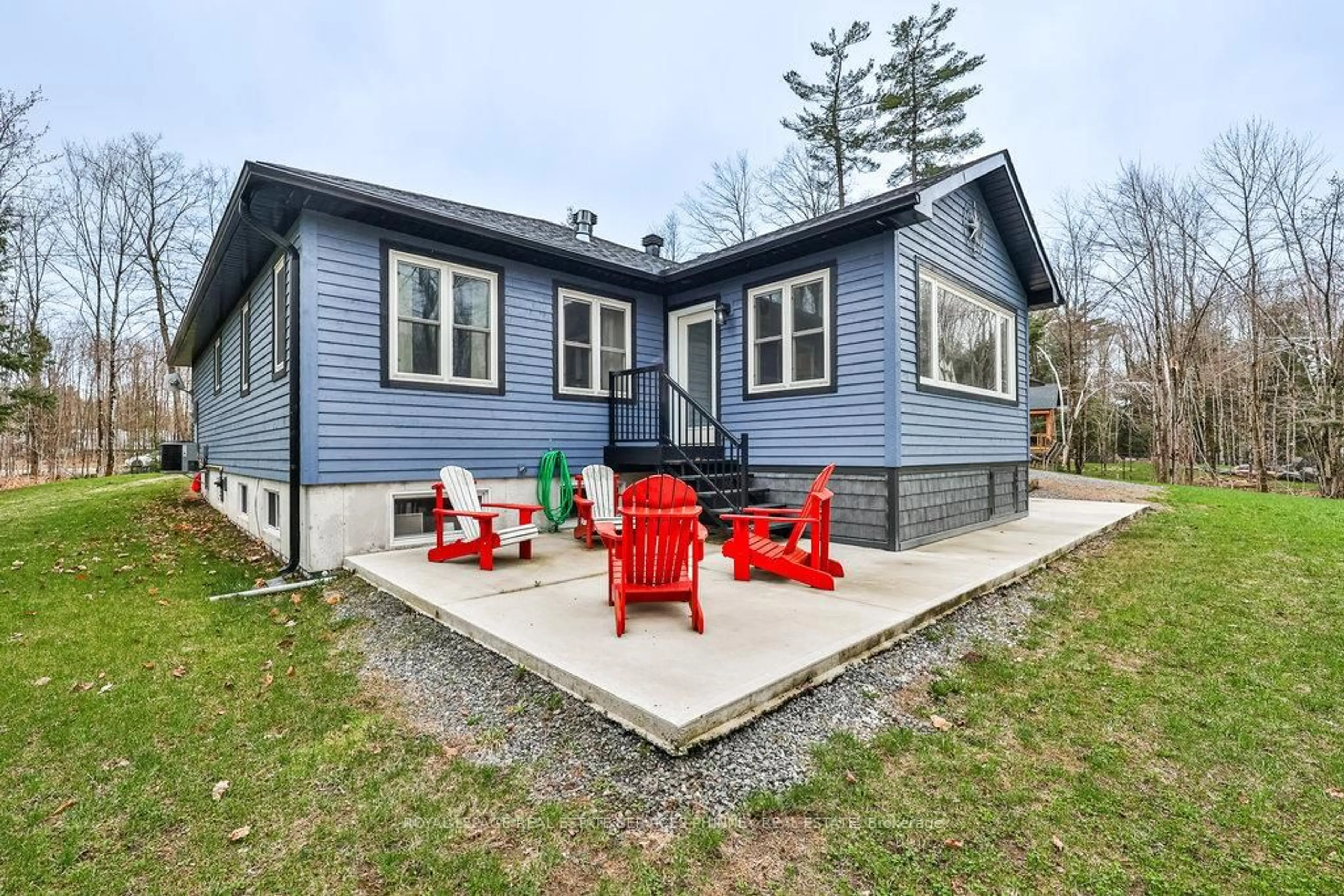 Home with vinyl exterior material, unknown for 1068 Xavier St, Gravenhurst Ontario P0E 1G0