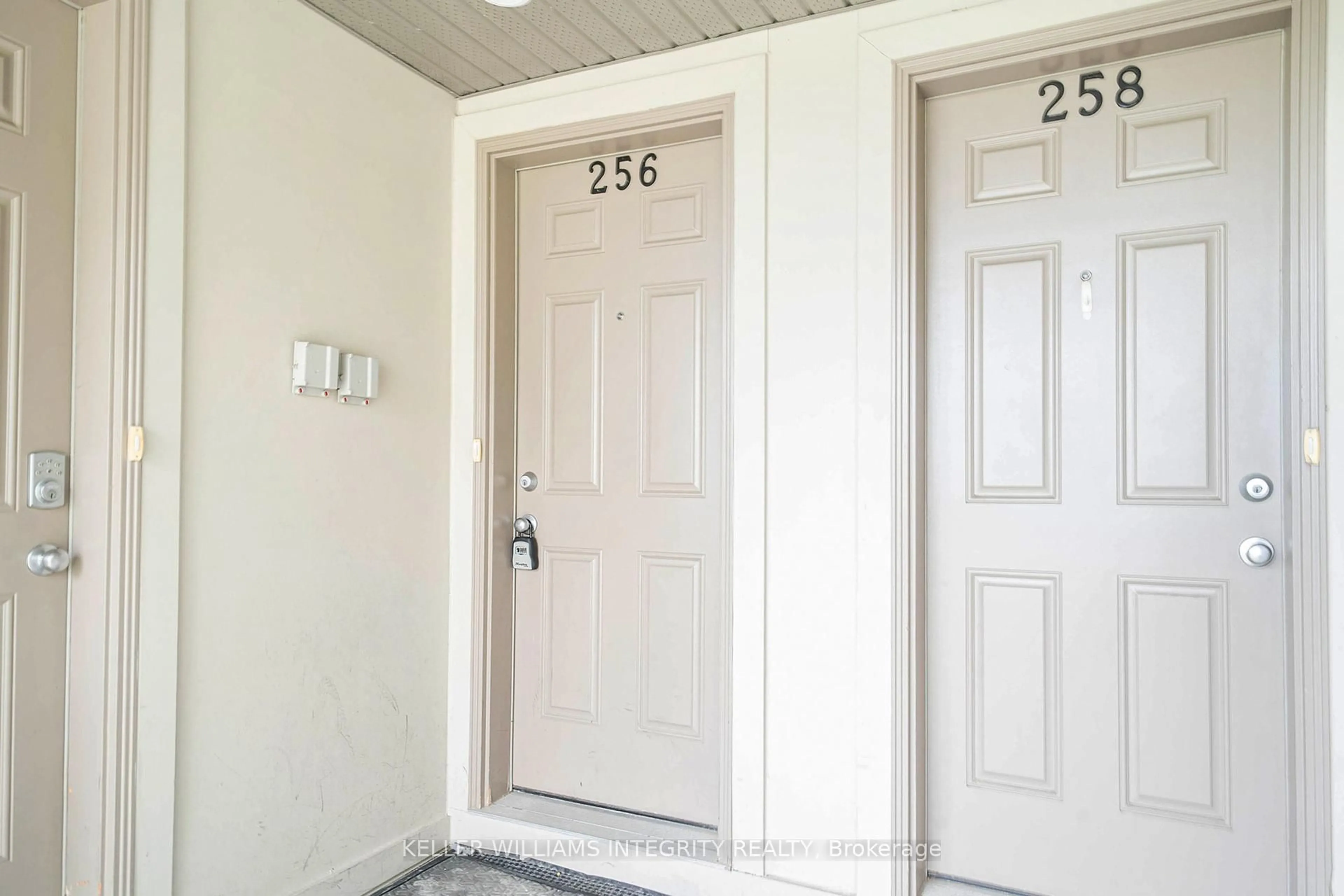Indoor foyer for 256 Espin Hts, Ottawa Ontario K2J 0Y8