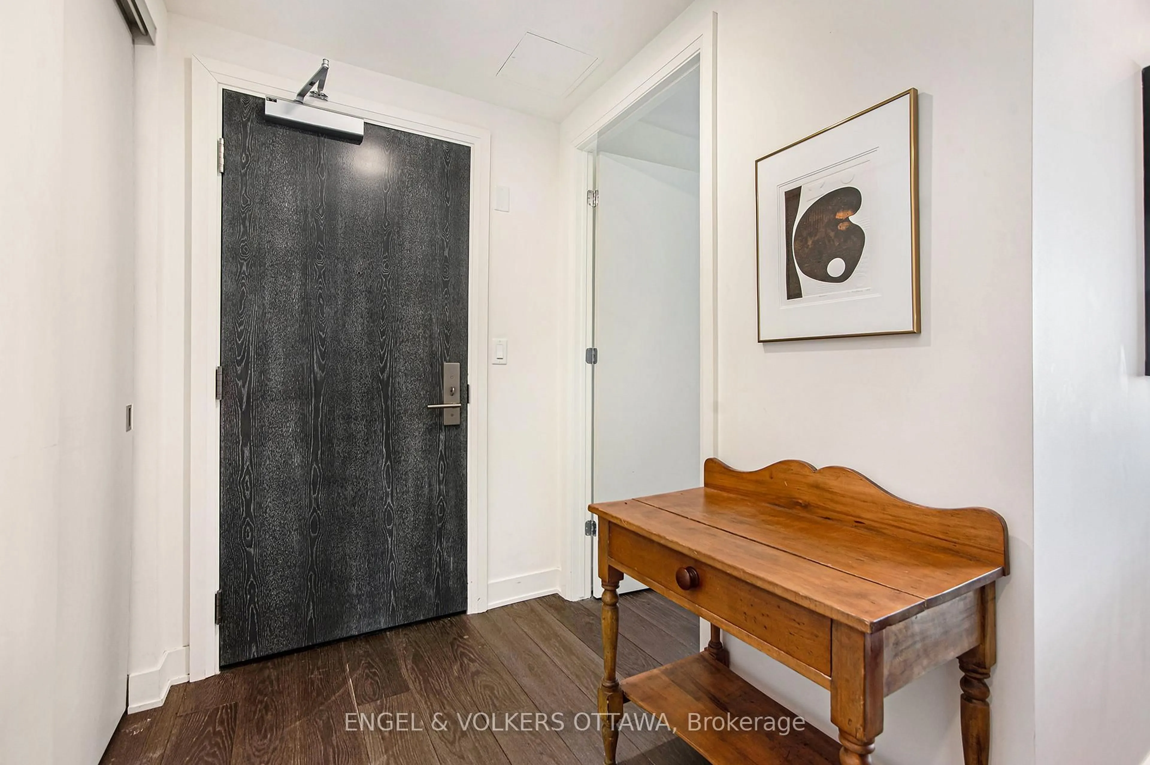Indoor entryway for 428 Sparks St #305, Ottawa Ontario K1R 0B3