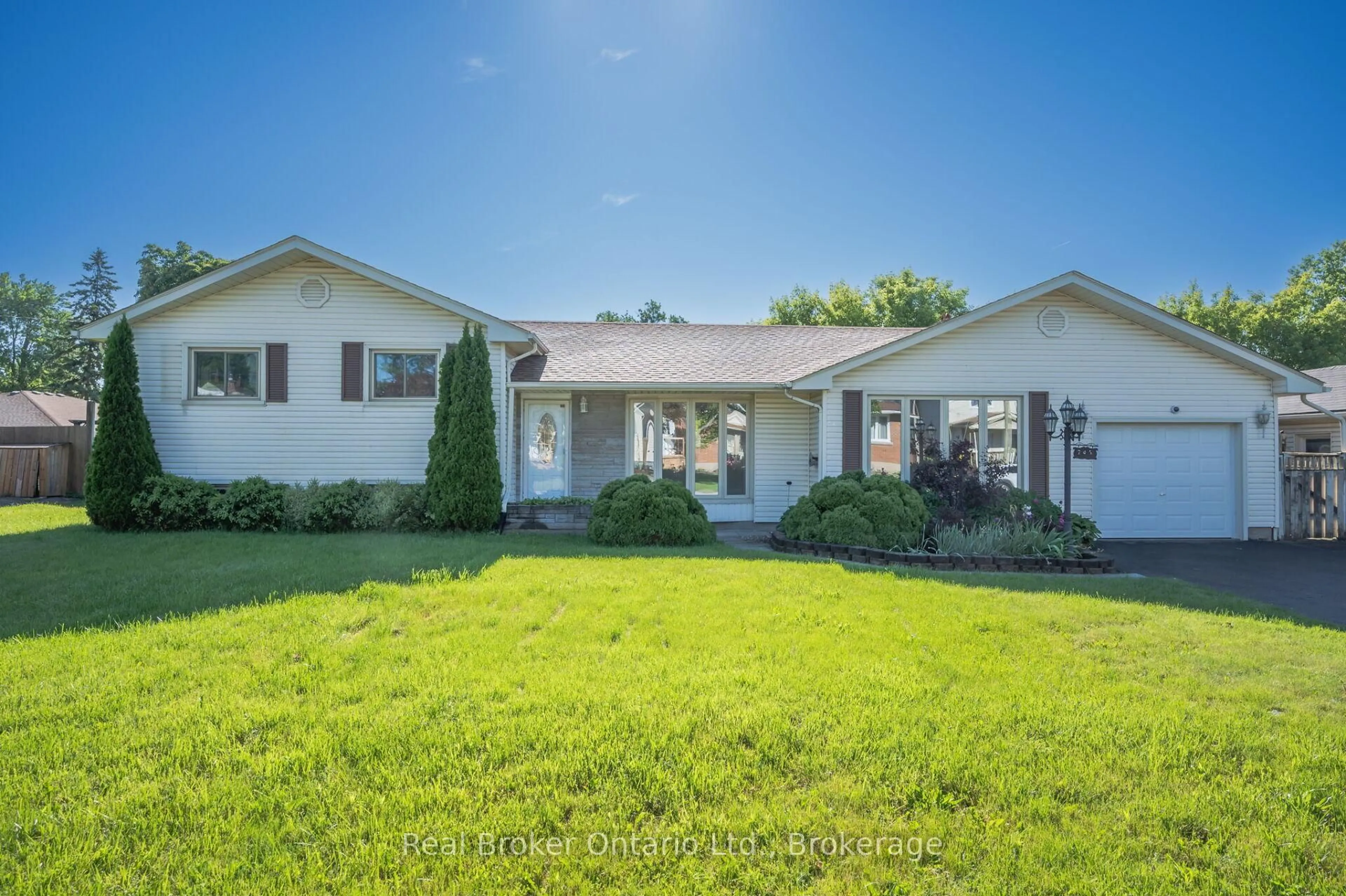 Home with vinyl exterior material, unknown for 245 Marshall Ave, Welland Ontario L3C 2N3