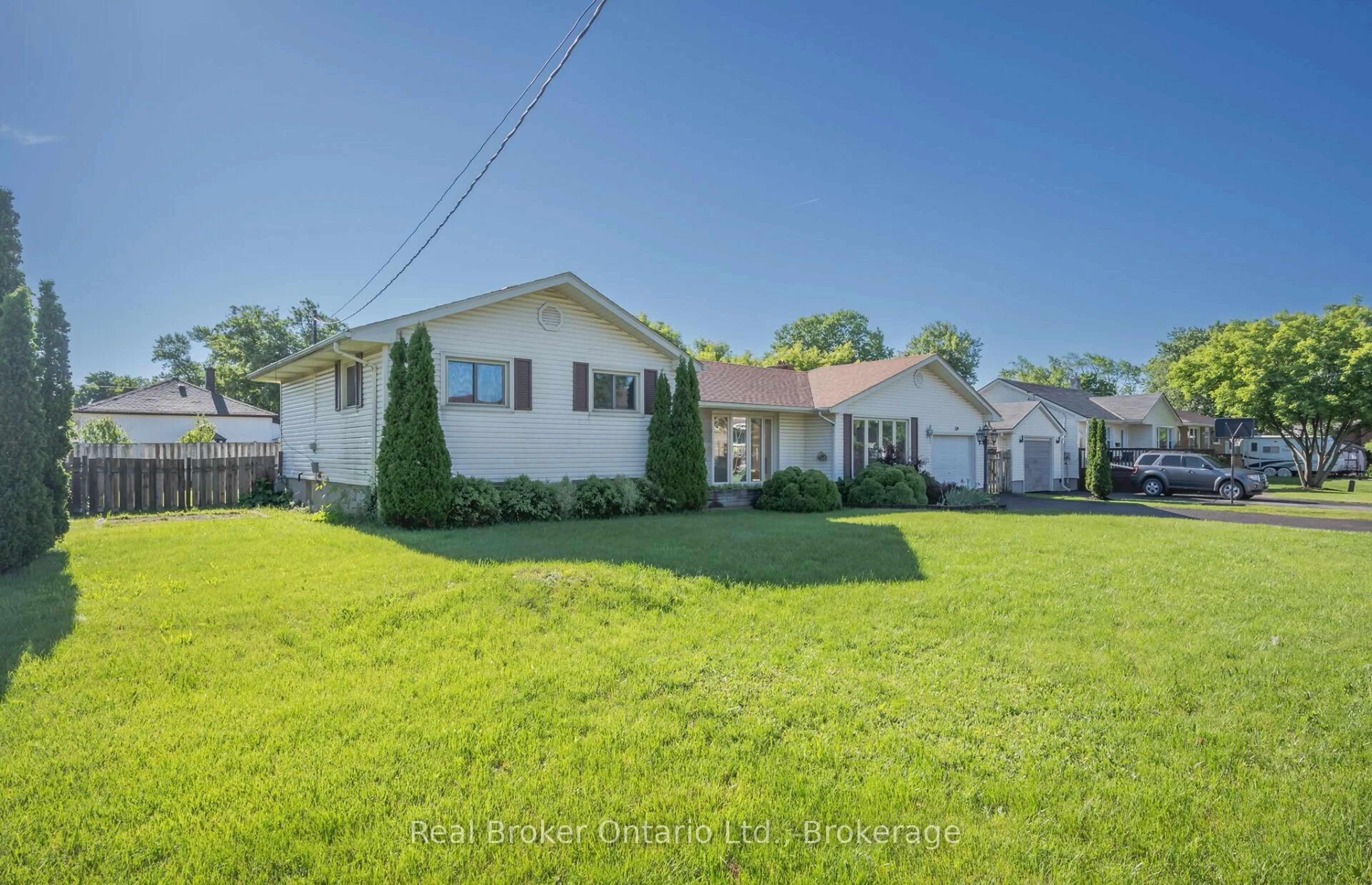 A pic from outside/outdoor area/front of a property/back of a property/a pic from drone, street for 245 Marshall Ave, Welland Ontario L3C 2N3