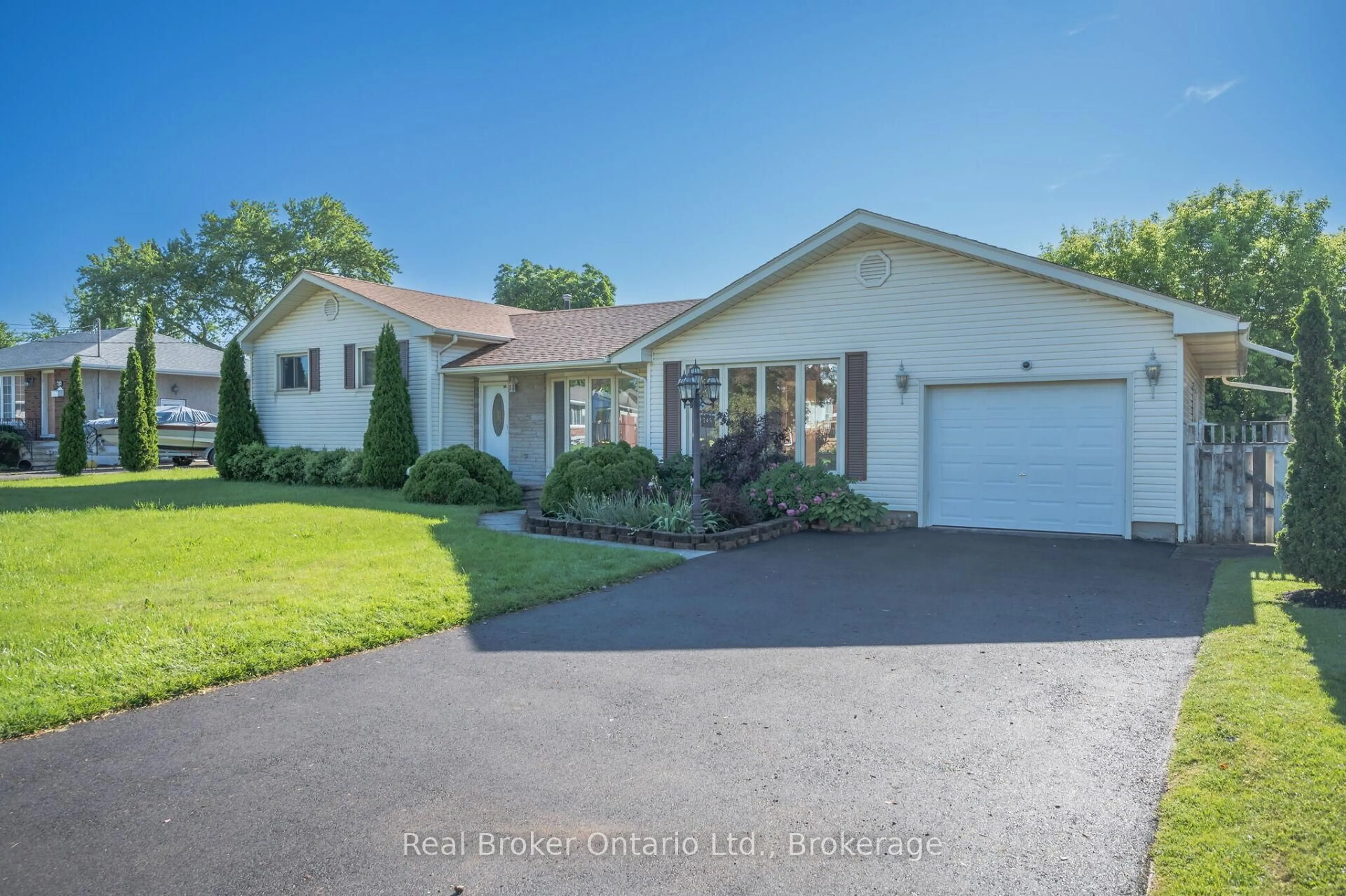 A pic from outside/outdoor area/front of a property/back of a property/a pic from drone, street for 245 Marshall Ave, Welland Ontario L3C 2N3