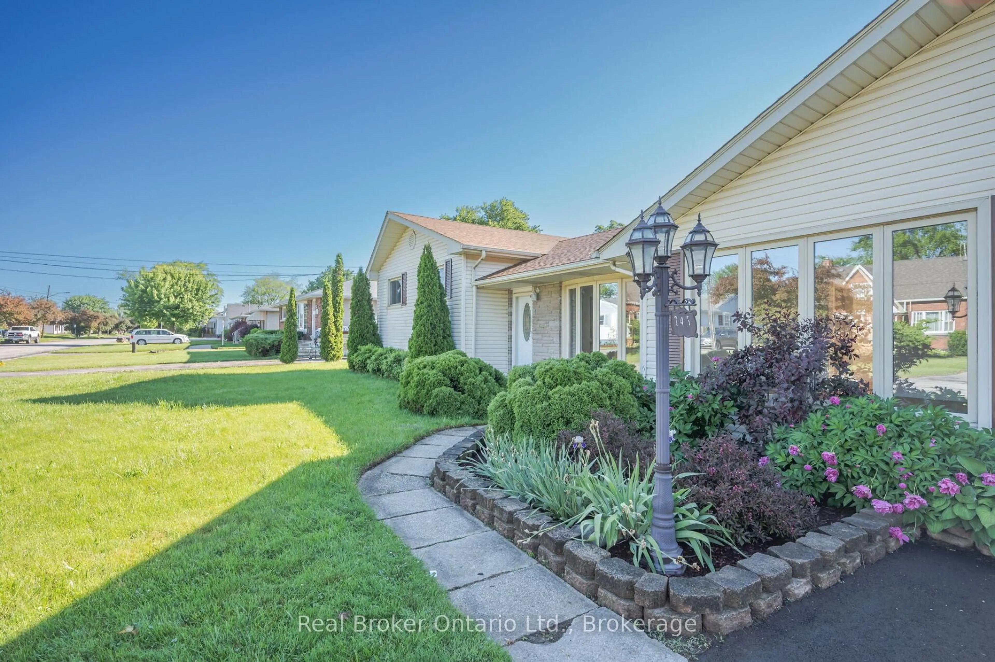 A pic from outside/outdoor area/front of a property/back of a property/a pic from drone, street for 245 Marshall Ave, Welland Ontario L3C 2N3