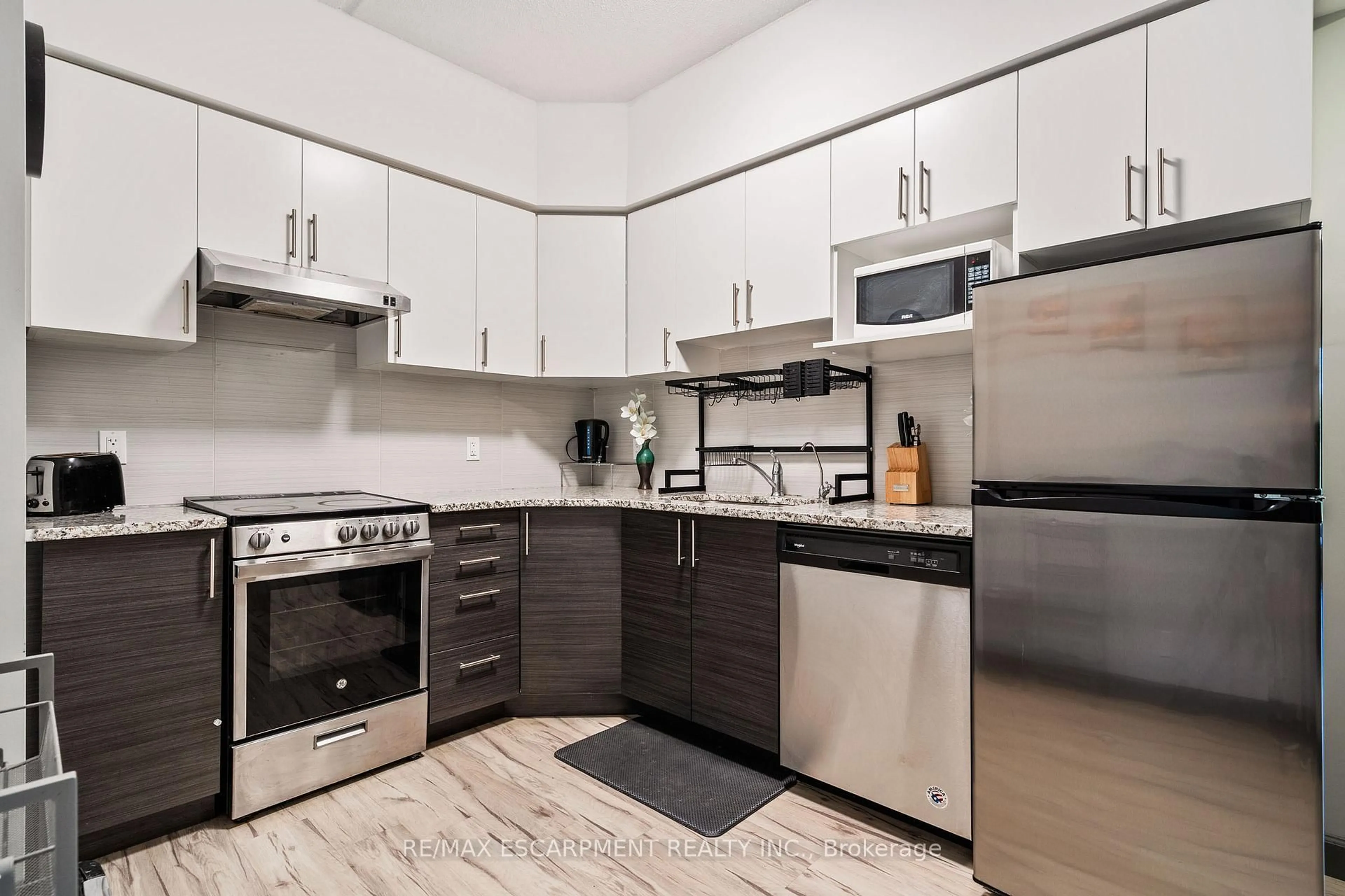 Standard kitchen, unknown for 77 LELAND St #422, Hamilton Ontario L8S 3A1