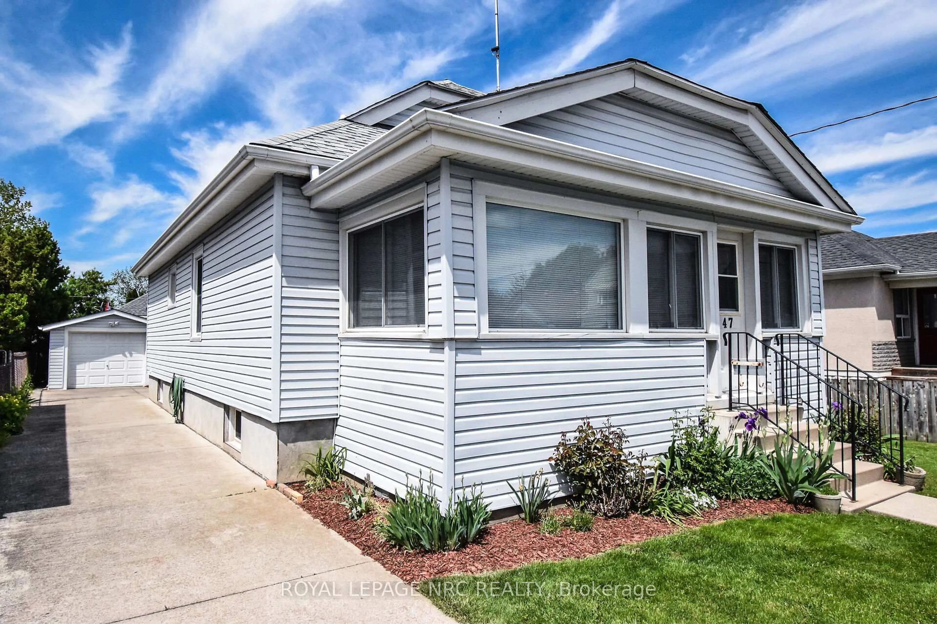 Home with vinyl exterior material, street for 47 Kernahan St, St. Catharines Ontario L2R 4T1