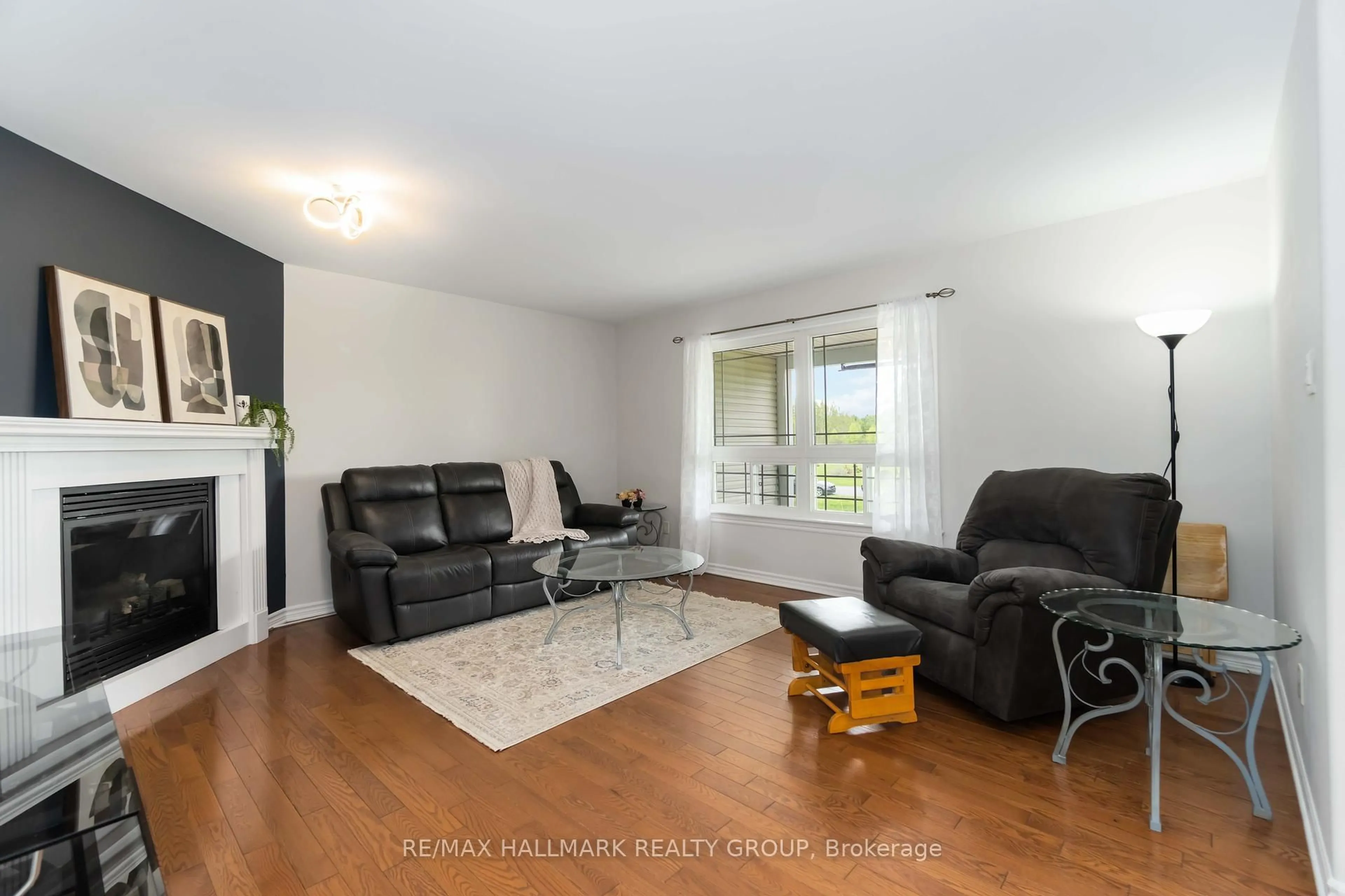 Living room with furniture, wood/laminate floor for 7713 Fairhurst Dr, Kemptville Ontario K0G 1J0