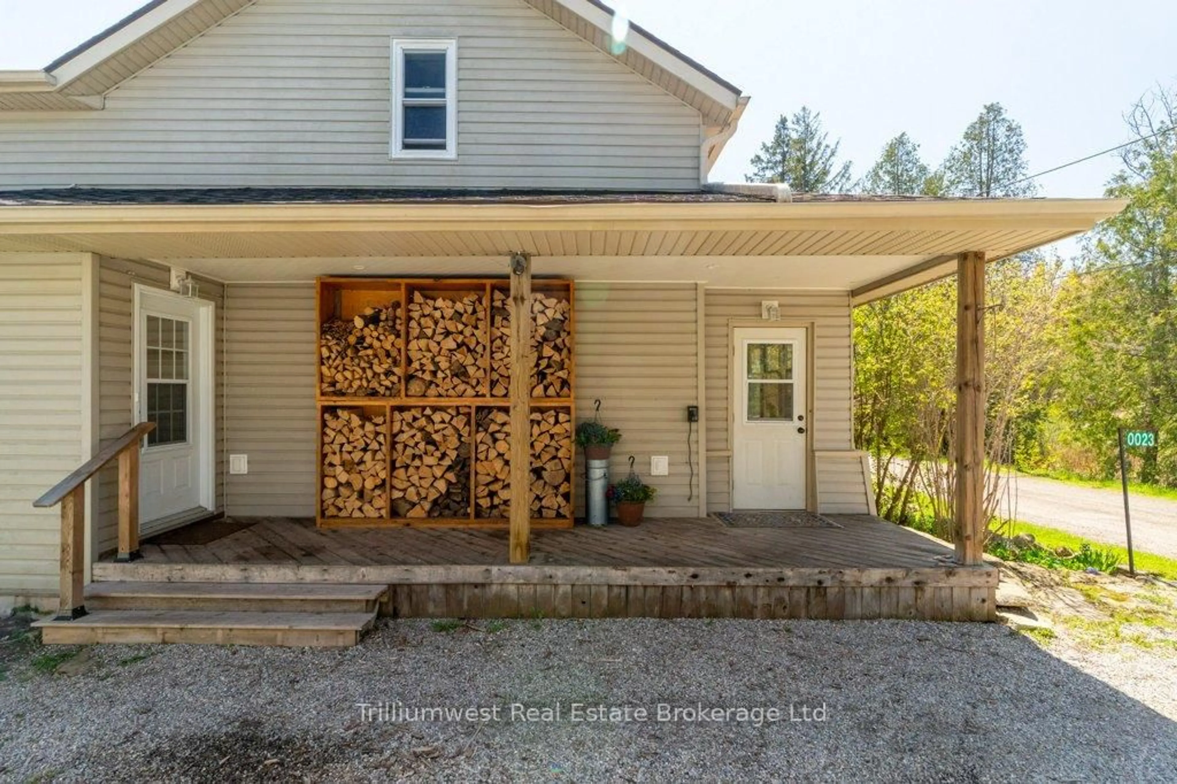 Indoor entryway for 23 Cedar St, Guelph/Eramosa Ontario N0B 1P0