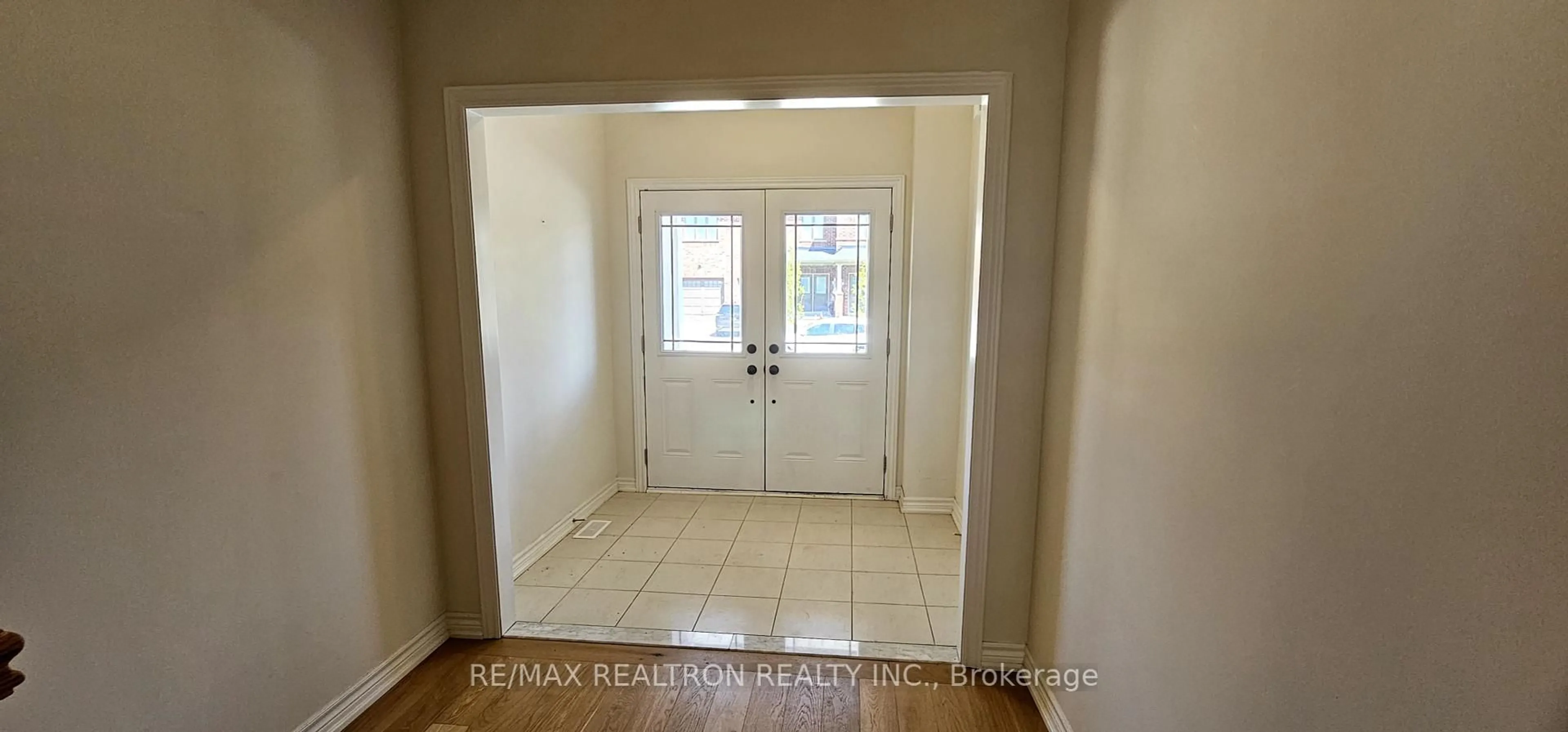 Indoor entryway for 75 PALACE St, Thorold Ontario L2V 0N2