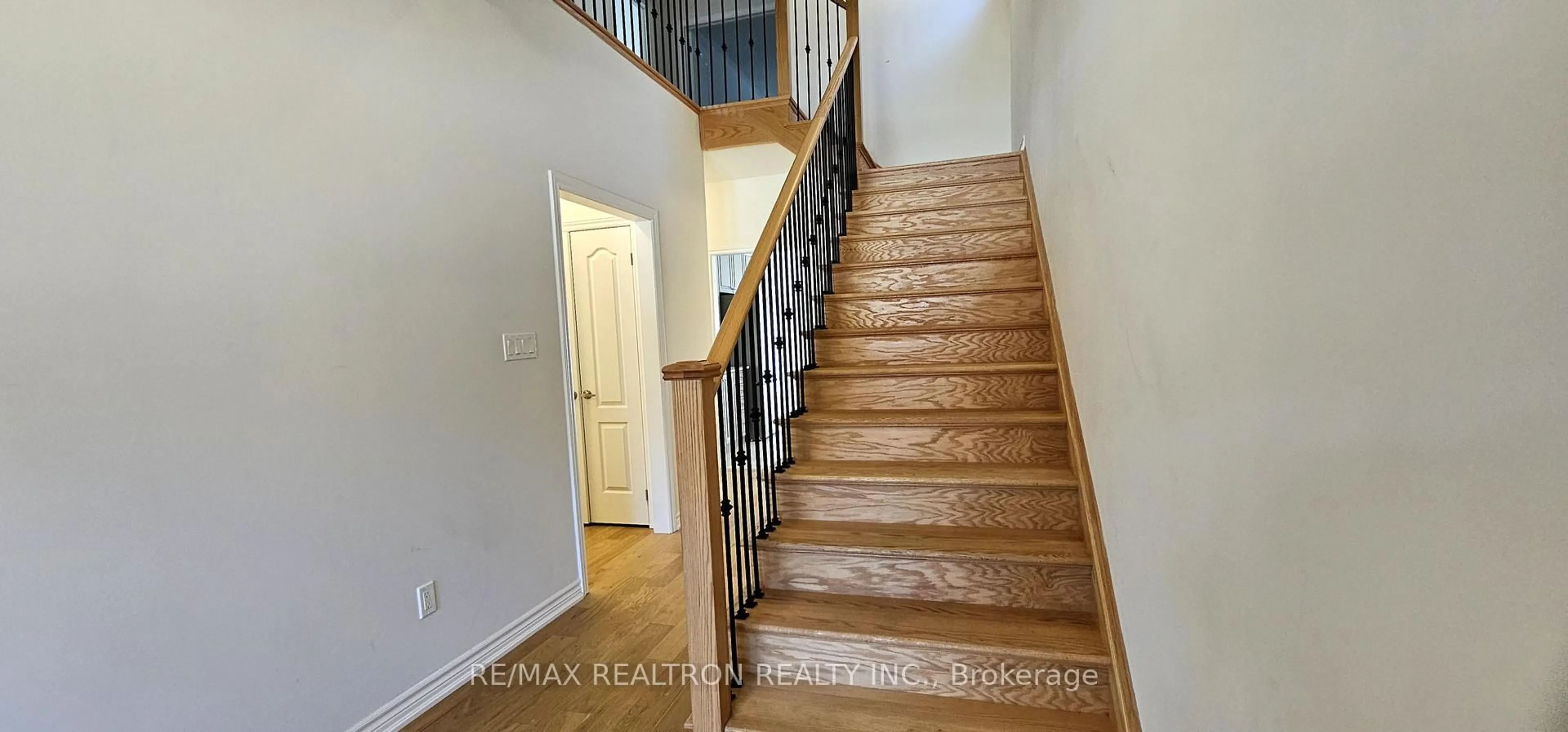 Stairs for 75 PALACE St, Thorold Ontario L2V 0N2