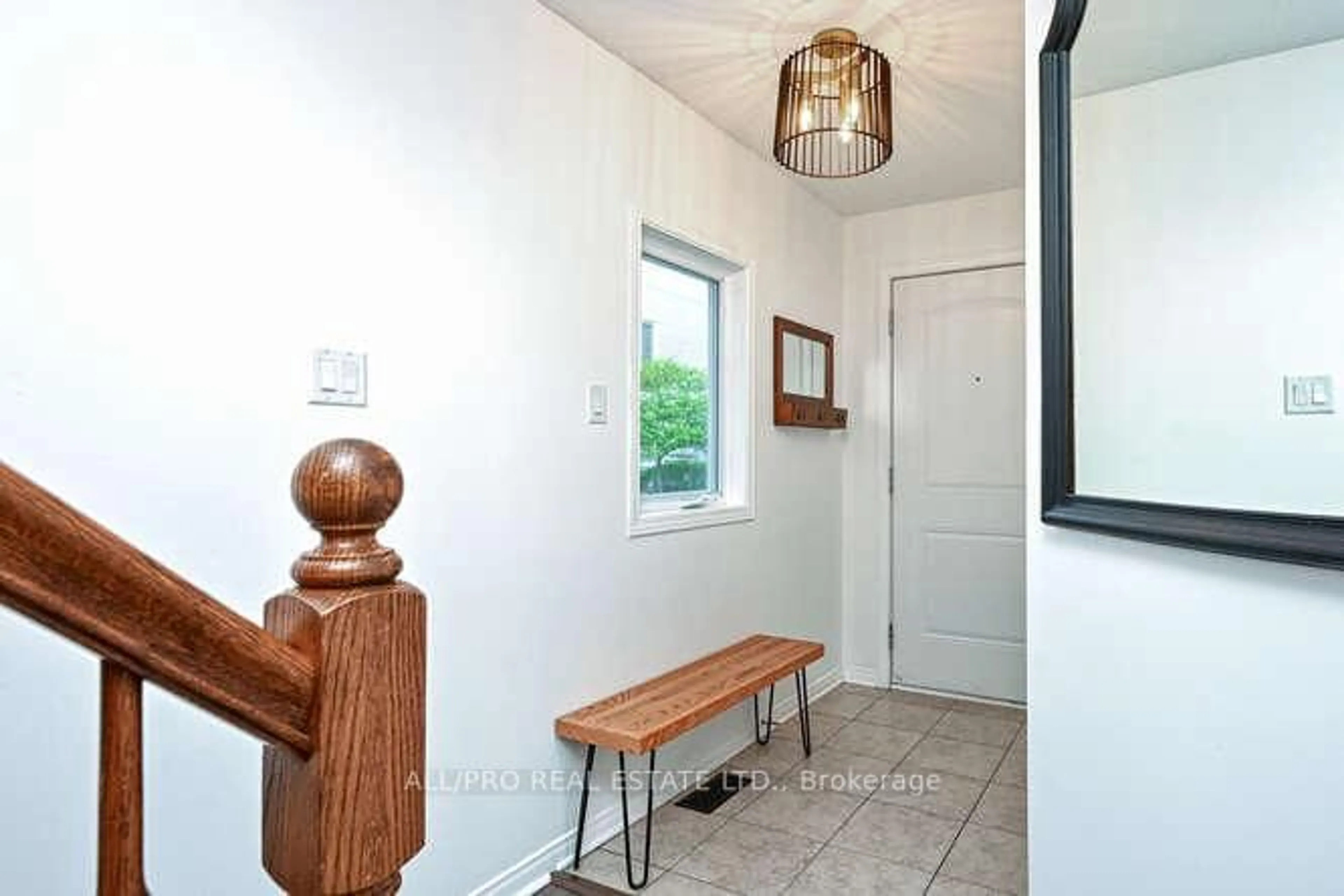 Indoor entryway for 74 Songbird Private, Ottawa Ontario K2H 0A2