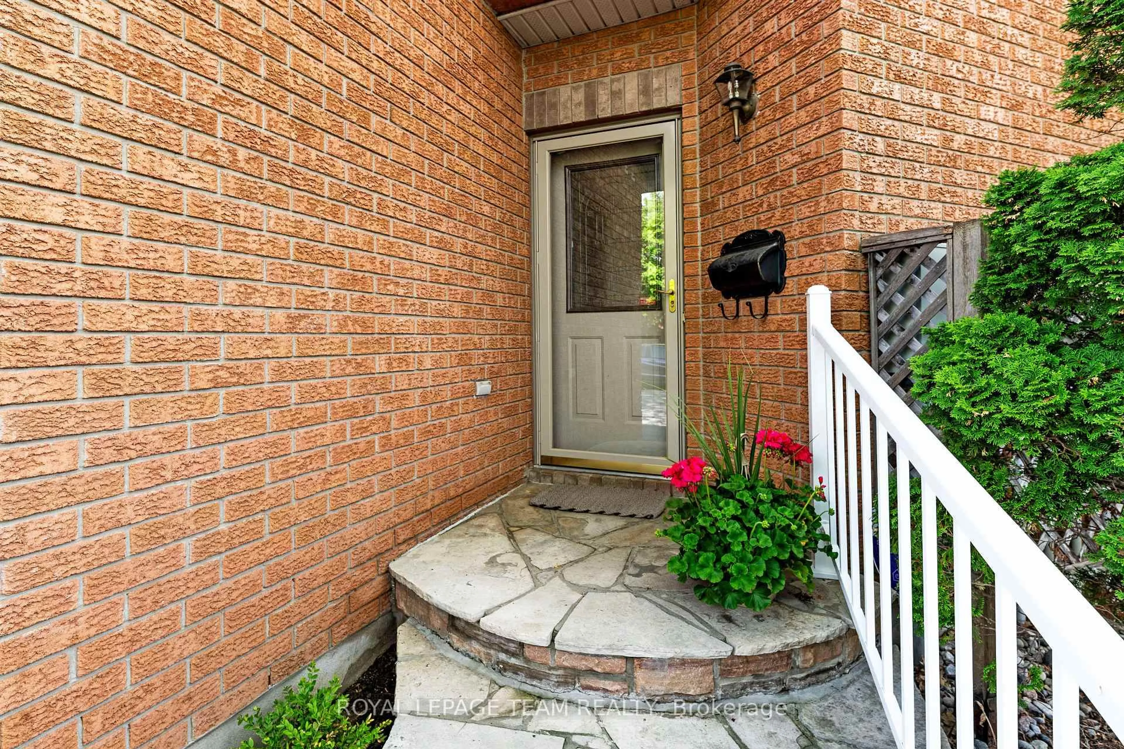 Indoor entryway for 59 Great Oak Private, Ottawa Ontario K1G 6P7