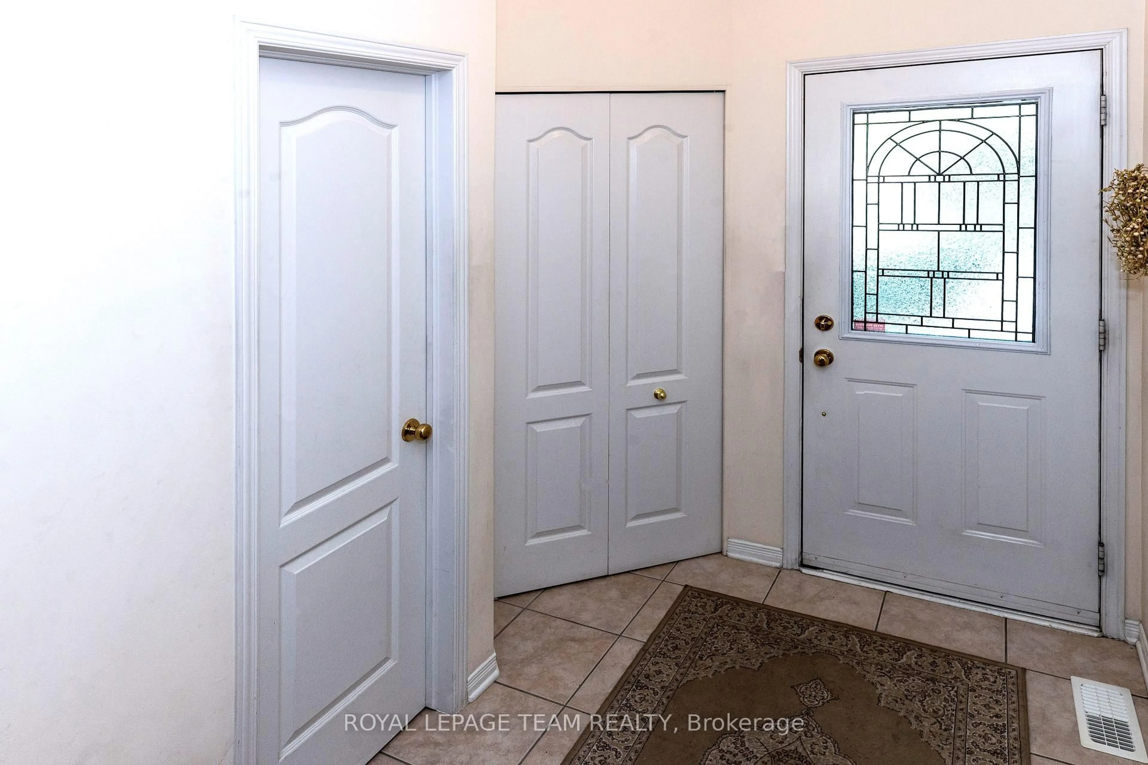 Indoor entryway for 59 Great Oak Private, Ottawa Ontario K1G 6P7