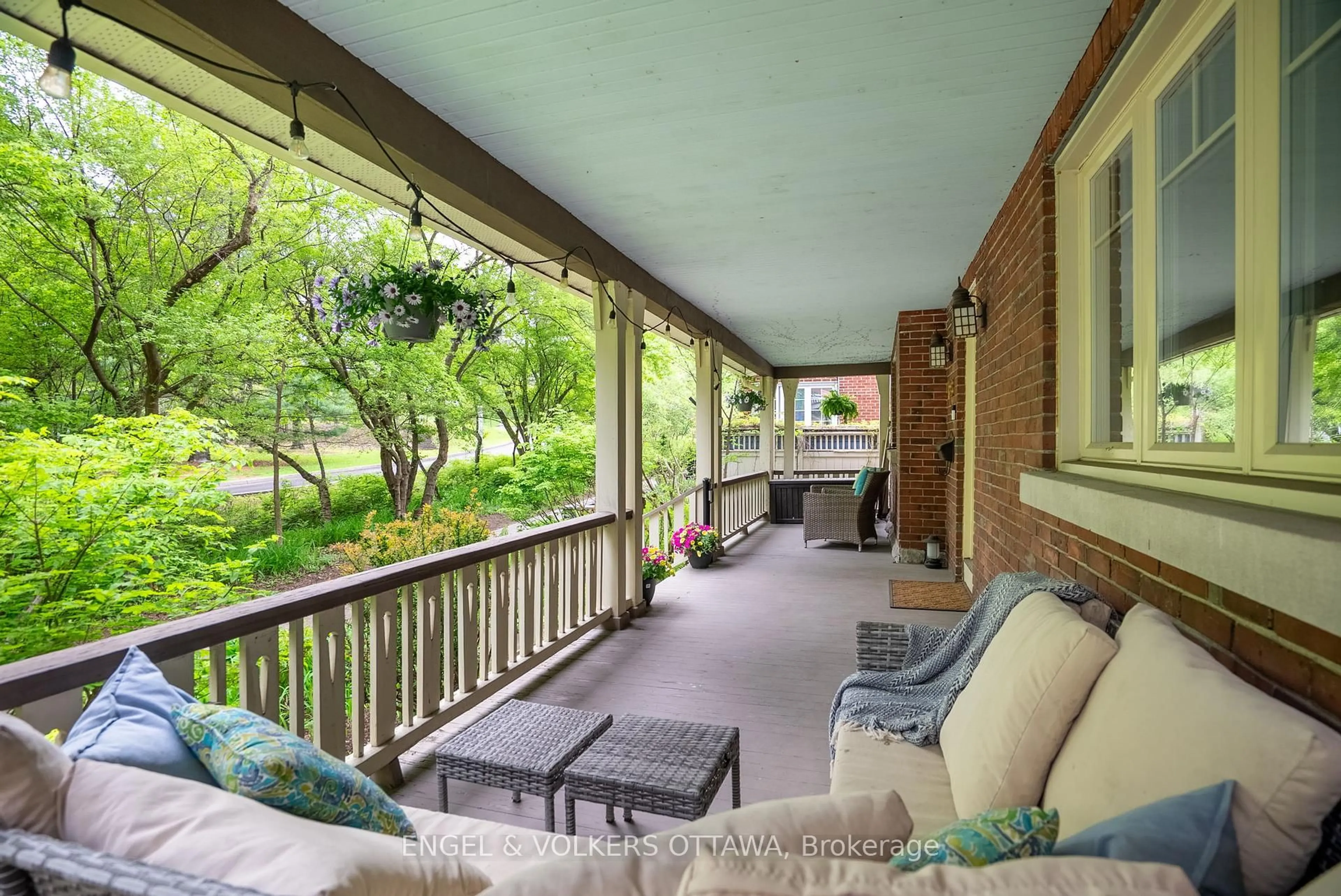 Patio, street for 498 Queen Elizabeth Dr, Ottawa Ontario K1S 3N4