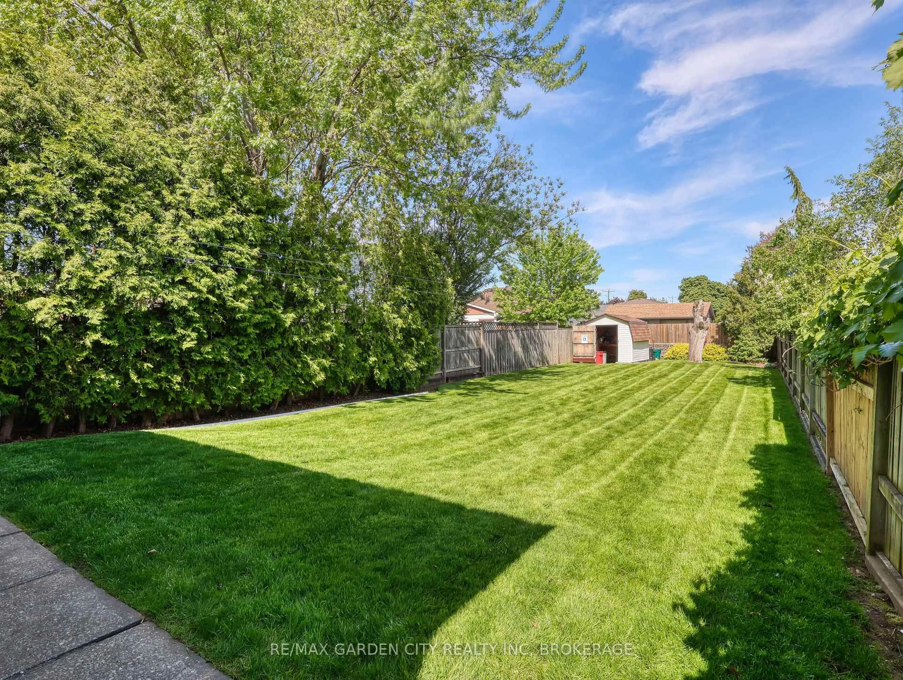 A pic from outside/outdoor area/front of a property/back of a property/a pic from drone, street for 4395 Ontario St, Lincoln Ontario L0R 1B0