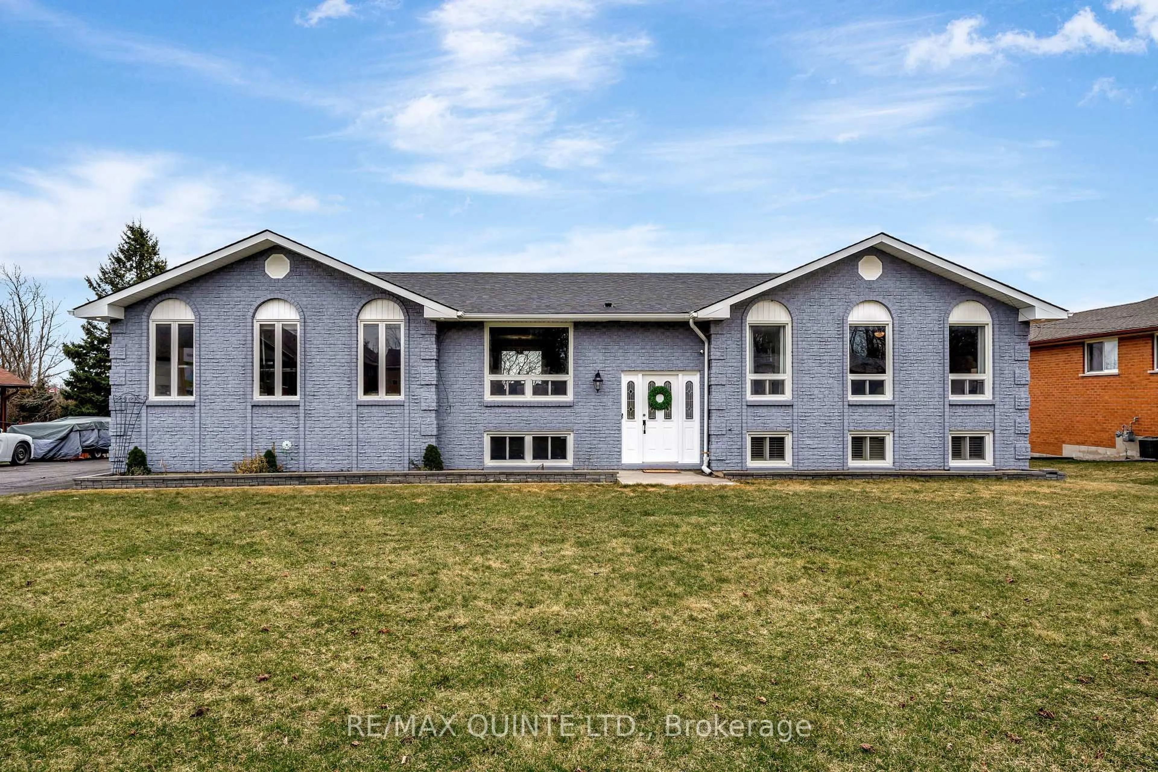Home with vinyl exterior material, building for 94 Cloverleaf Dr, Belleville Ontario K8N 4Z5
