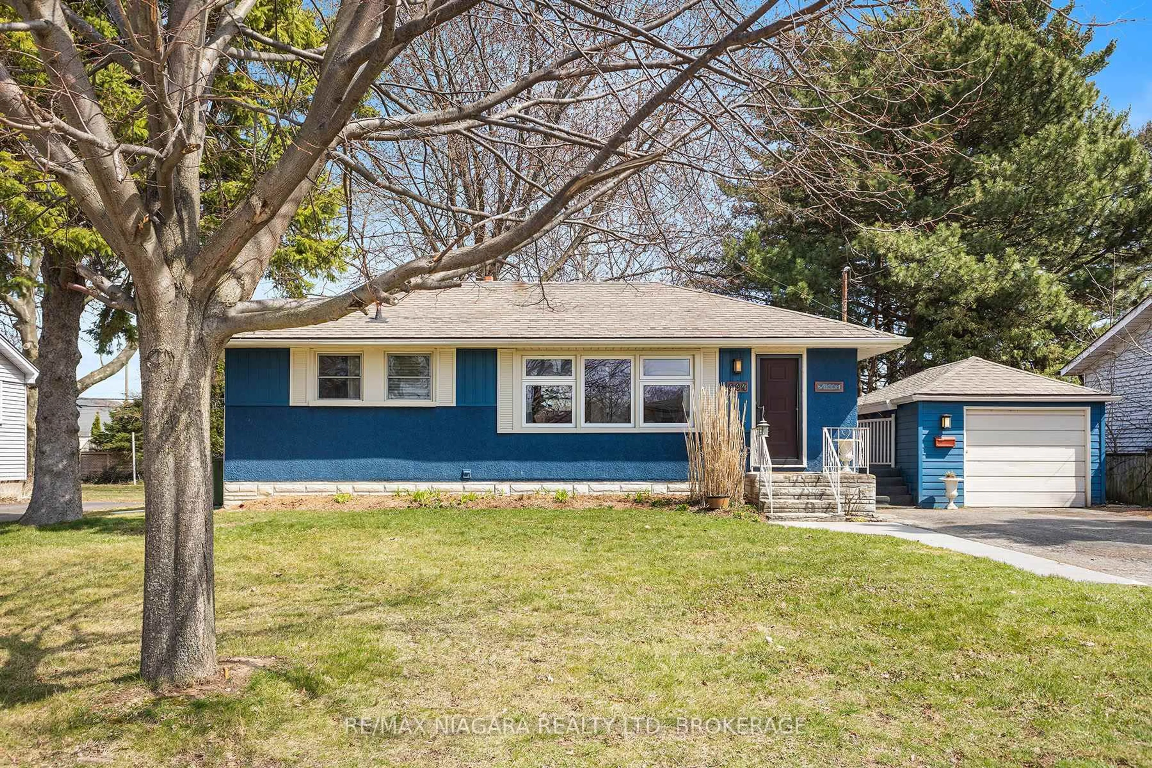 Home with vinyl exterior material, street for 664 Geneva St, St. Catharines Ontario L2N 2J8