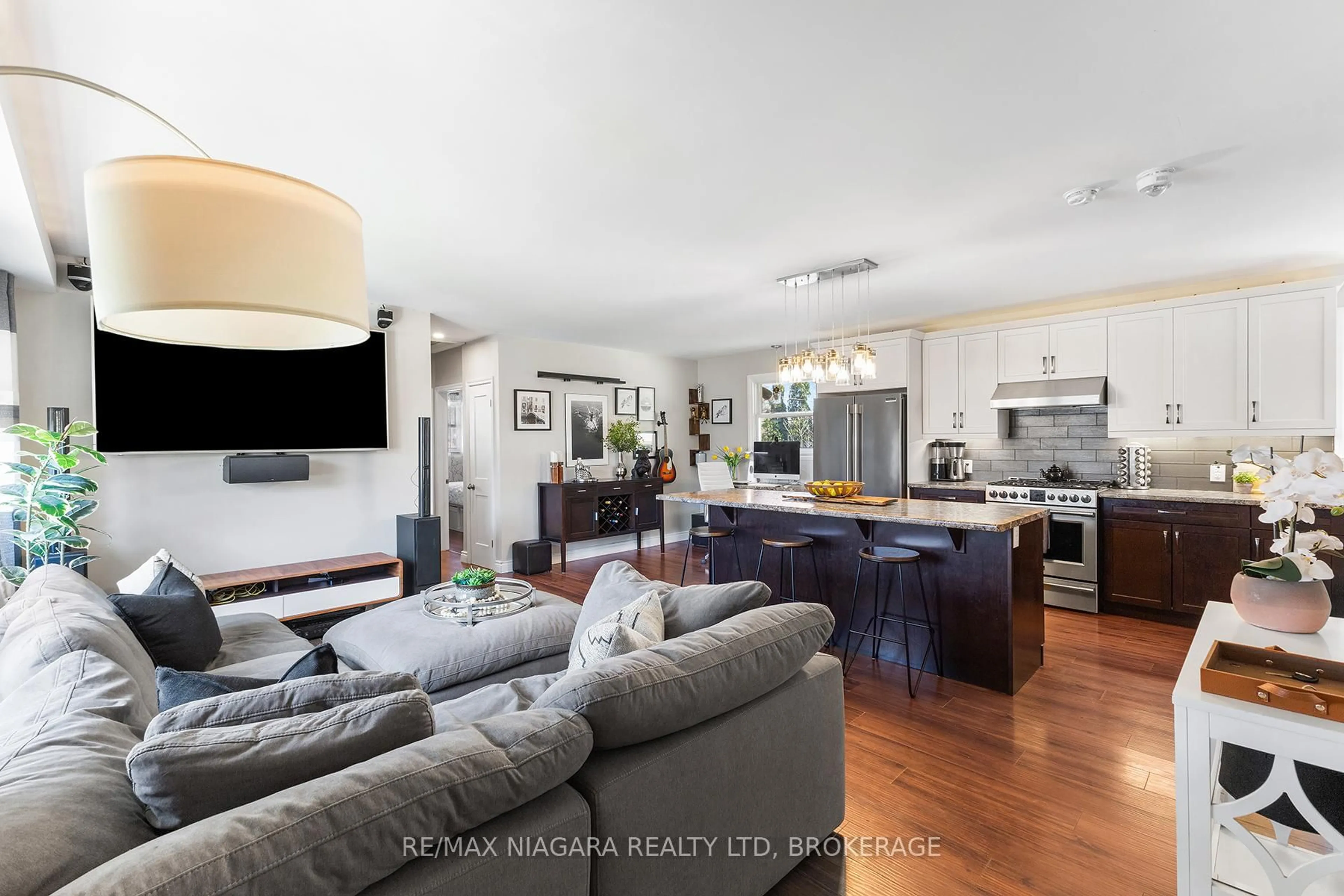 Open concept kitchen, unknown for 664 Geneva St, St. Catharines Ontario L2N 2J8