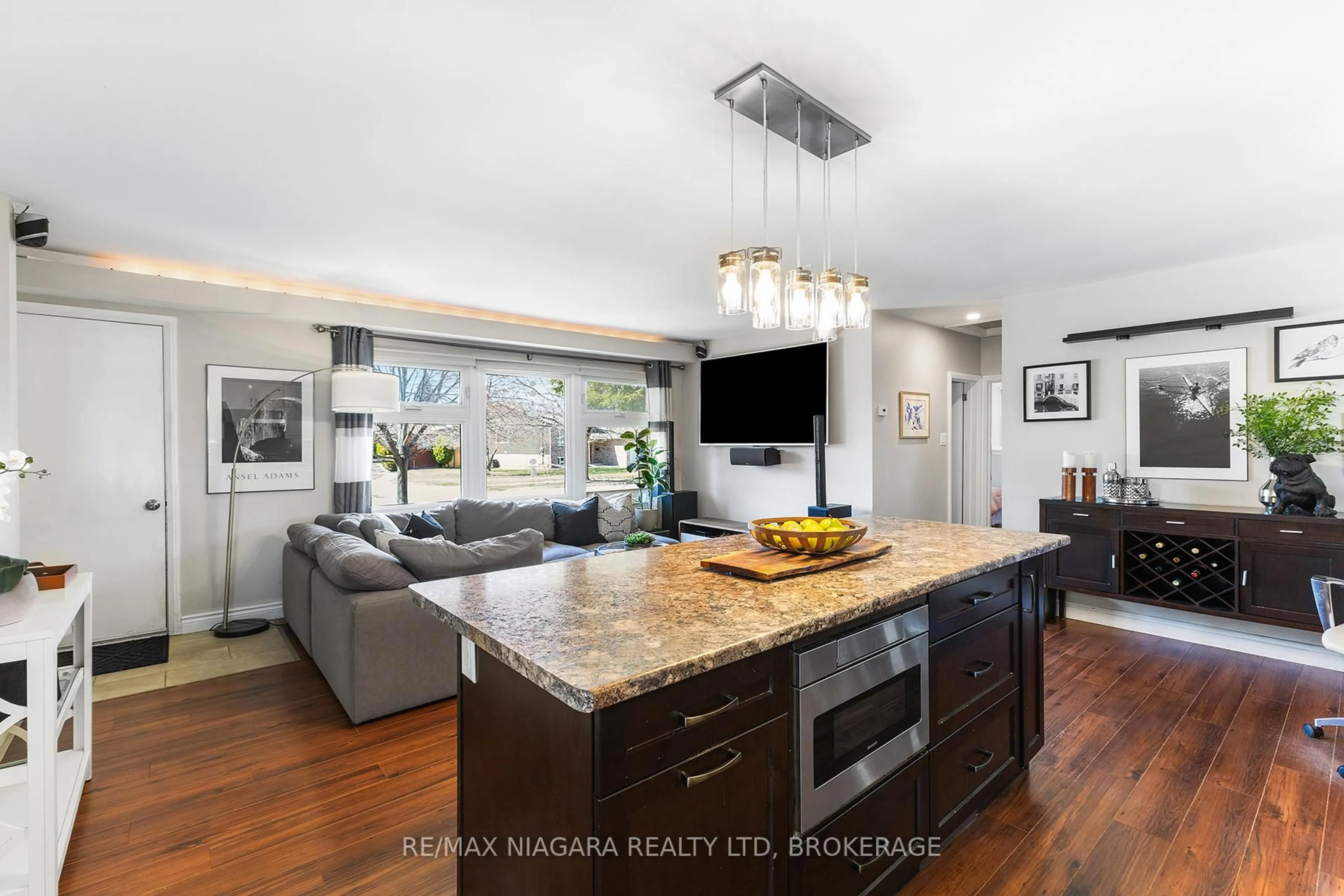 Open concept kitchen, unknown for 664 Geneva St, St. Catharines Ontario L2N 2J8