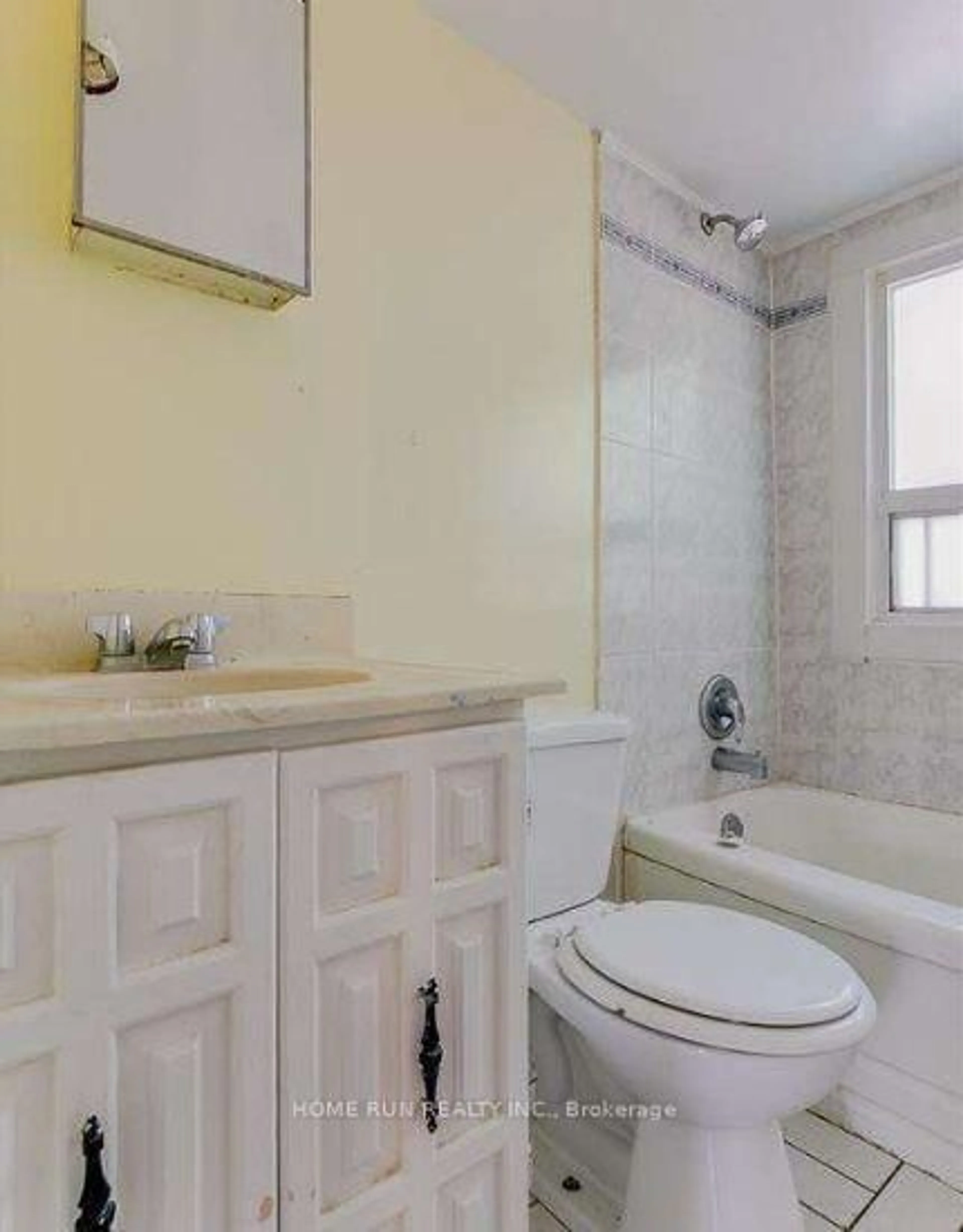Standard bathroom, ceramic/tile floor for 827 Bridge Ave, Windsor Ontario N9B 2M7