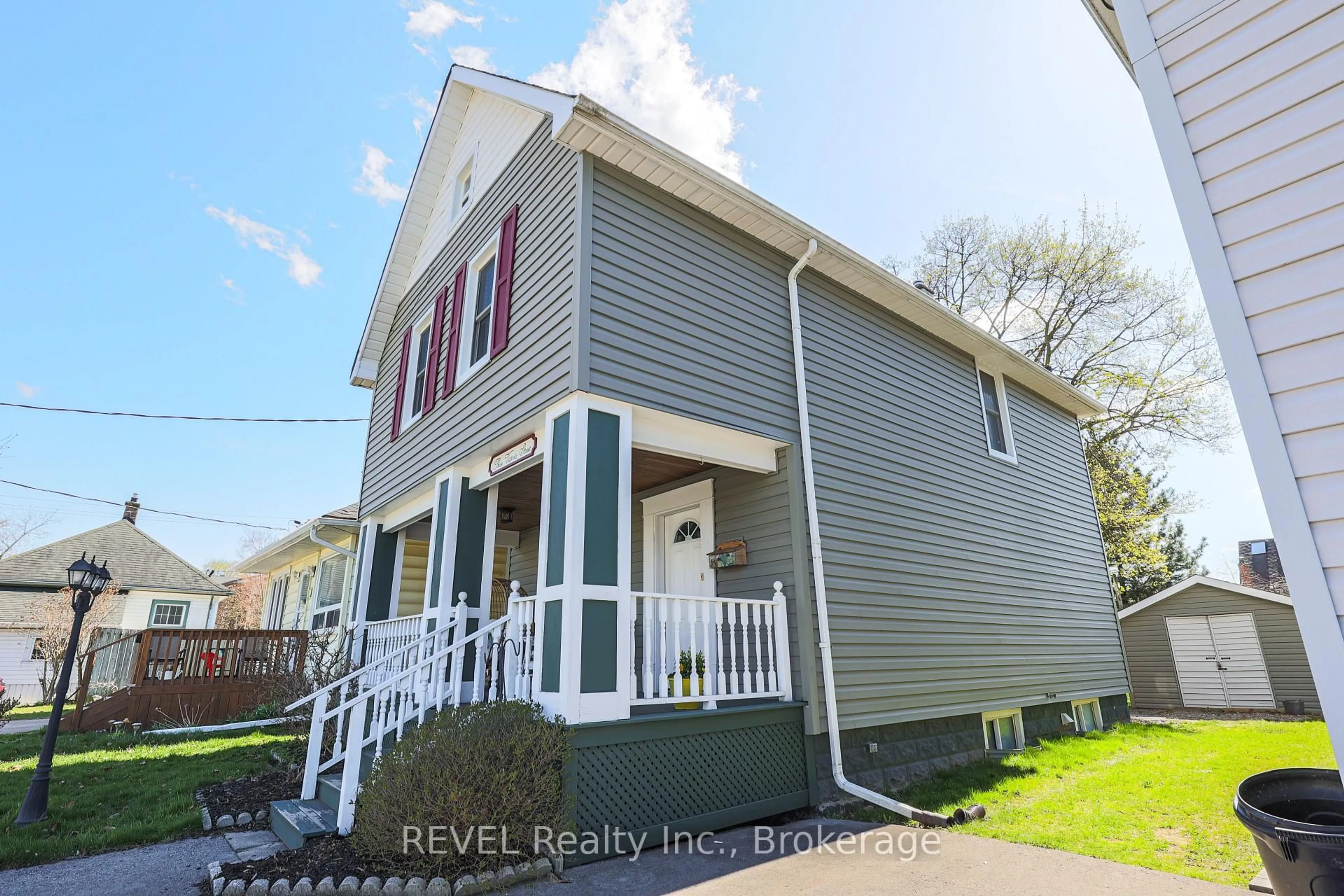 Home with vinyl exterior material, street for 3 Victoria St, St. Catharines Ontario L2S 2K8