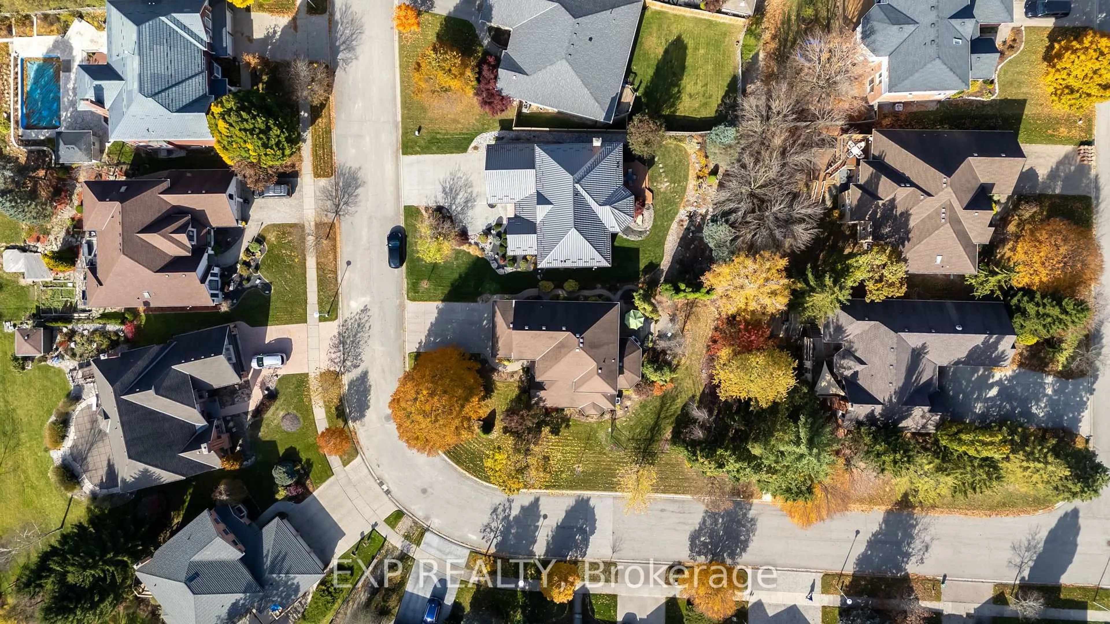 A pic from outside/outdoor area/front of a property/back of a property/a pic from drone, street for 22 Glenridge Cres, London North Ontario N6G 4W5