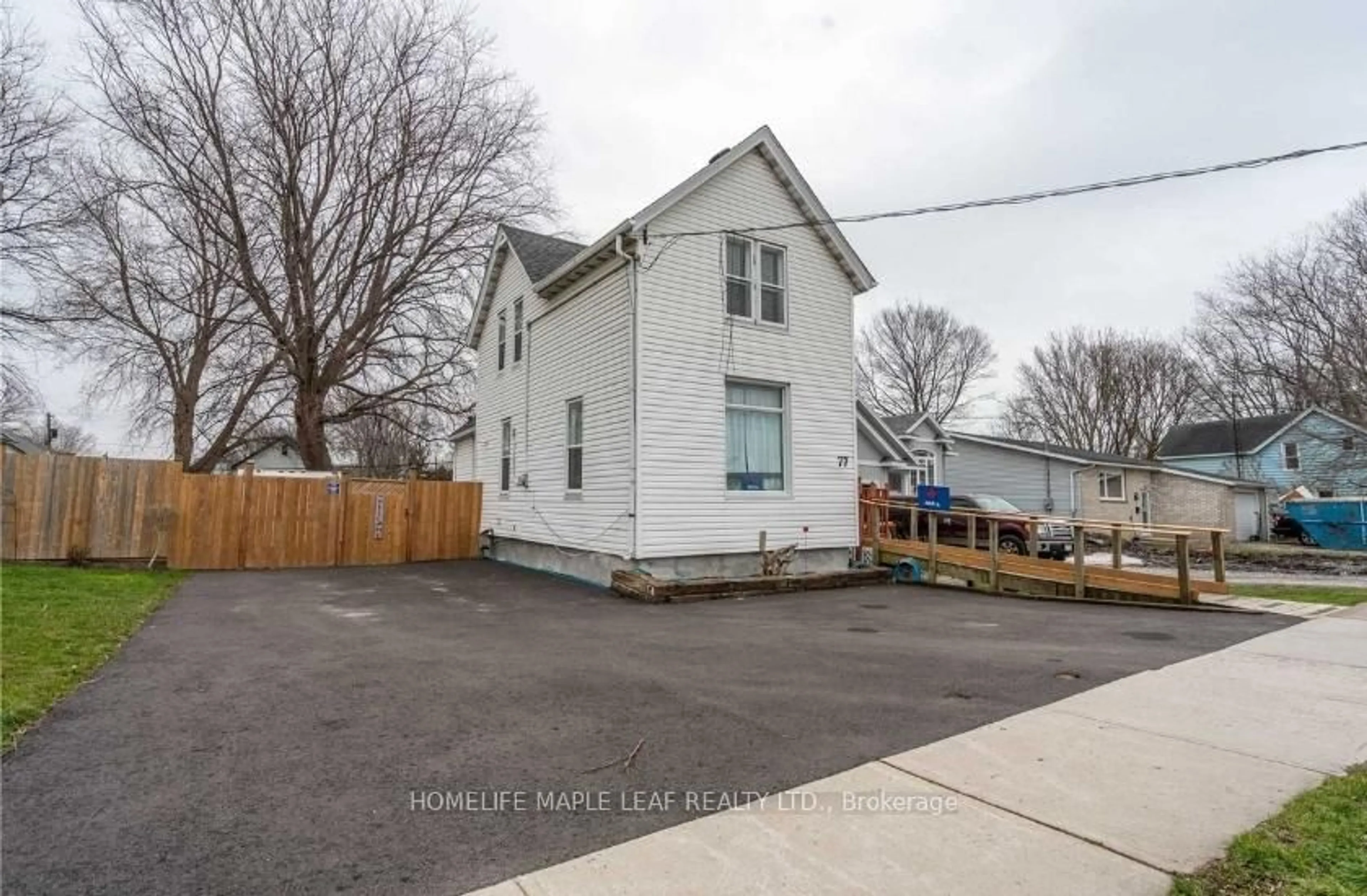 A pic from outside/outdoor area/front of a property/back of a property/a pic from drone, street for 77 Welland St, Port Colborne Ontario L3K 1V1