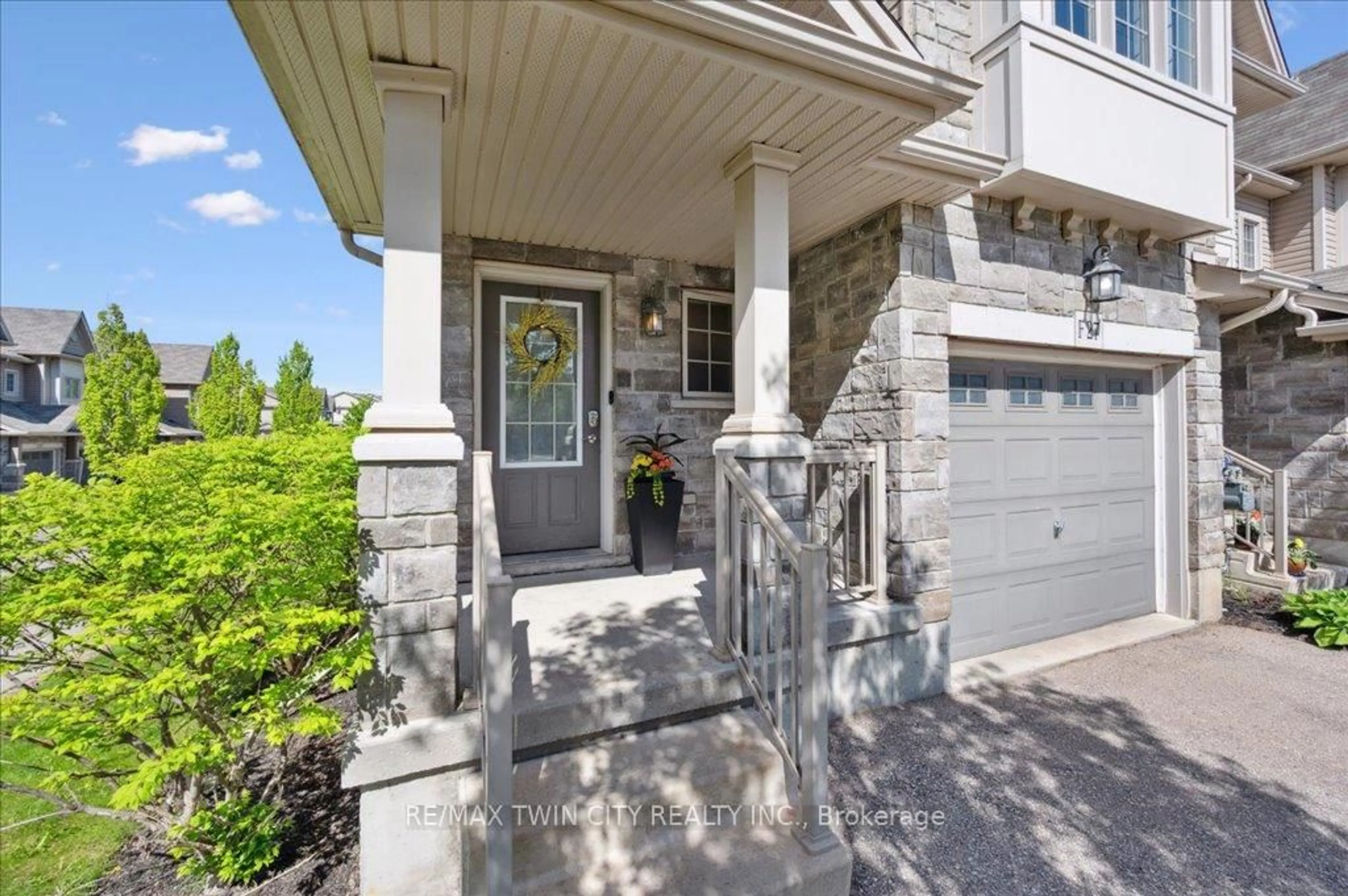 Indoor entryway for 6 Upper Mercer St #F27, Kitchener Ontario N2A 0E4