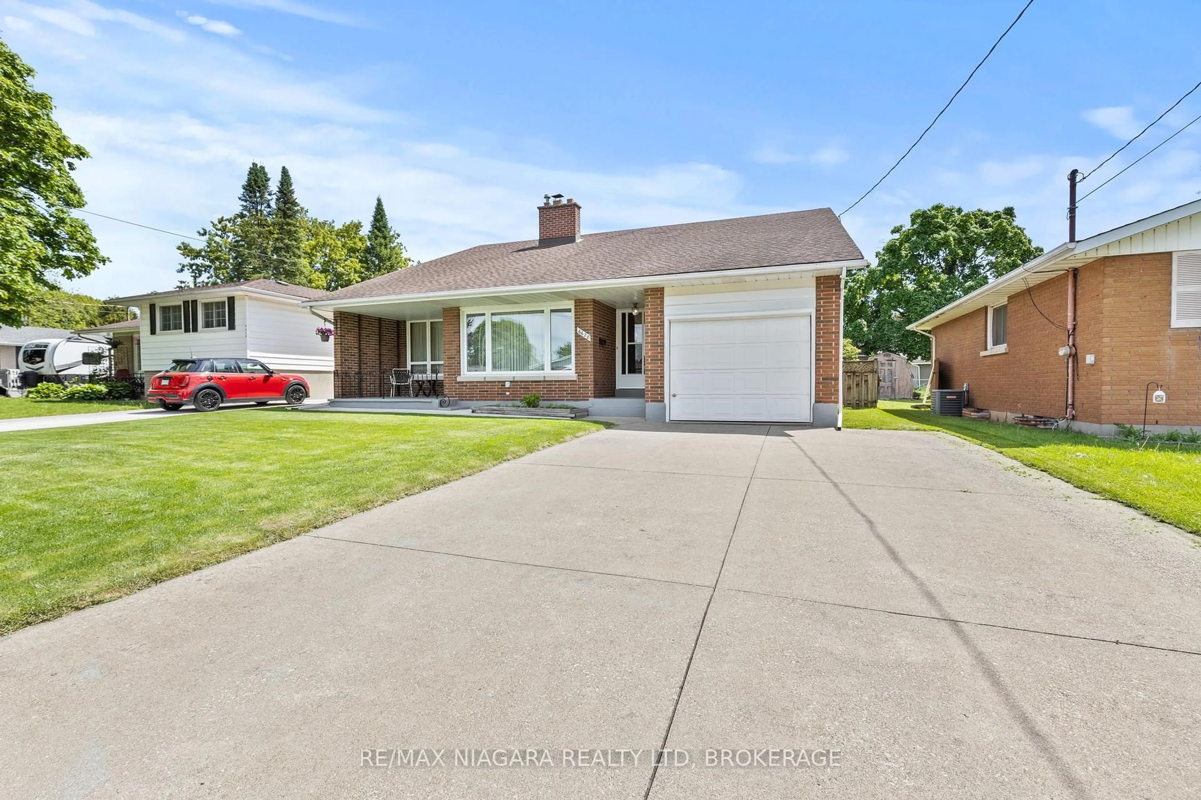 A pic from outside/outdoor area/front of a property/back of a property/a pic from drone, street for 6628 Argyll Cres, Niagara Falls Ontario L2G 5E7