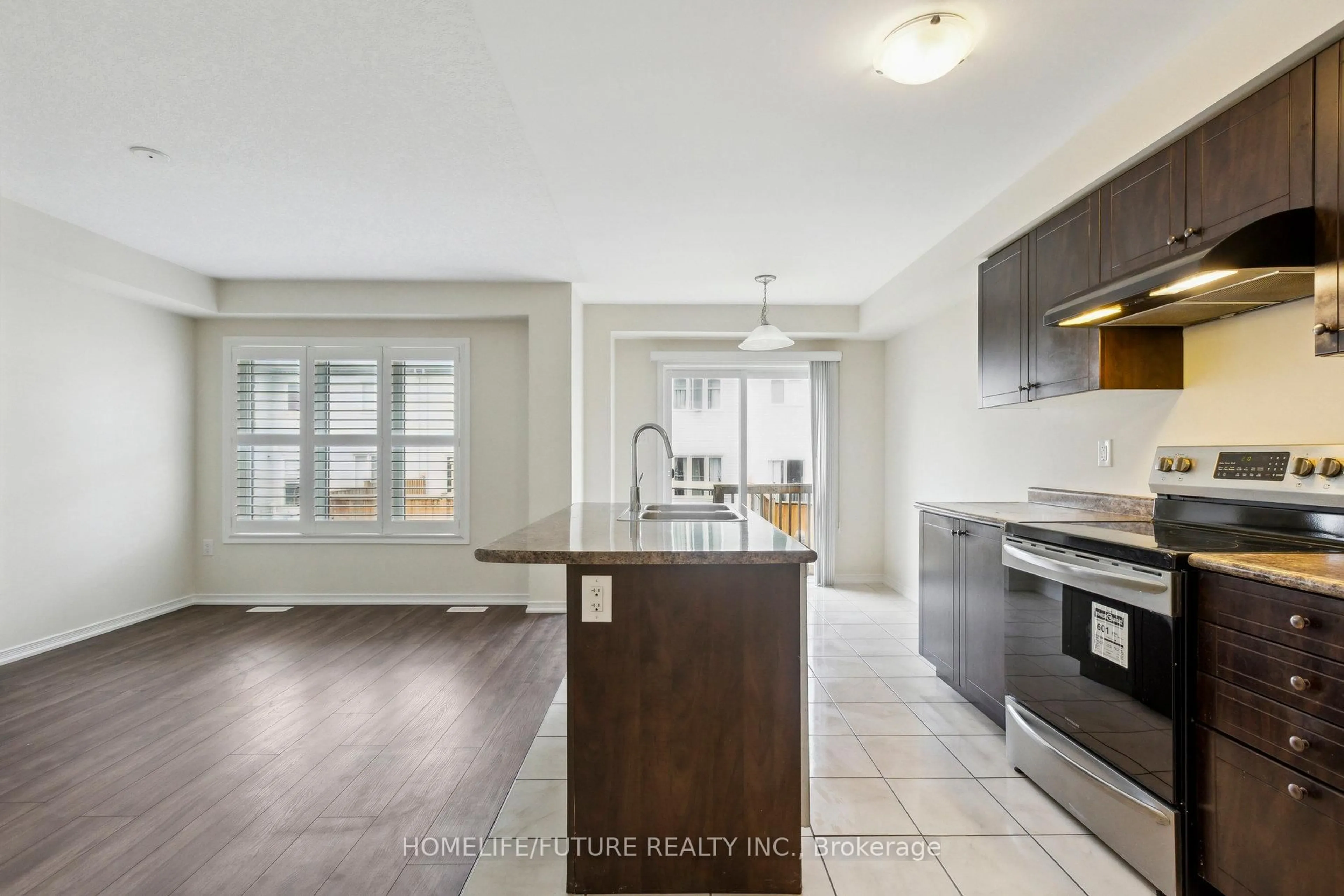 Open concept kitchen, unknown for 31 Cole Cres, Brantford Ontario N3T 0P4