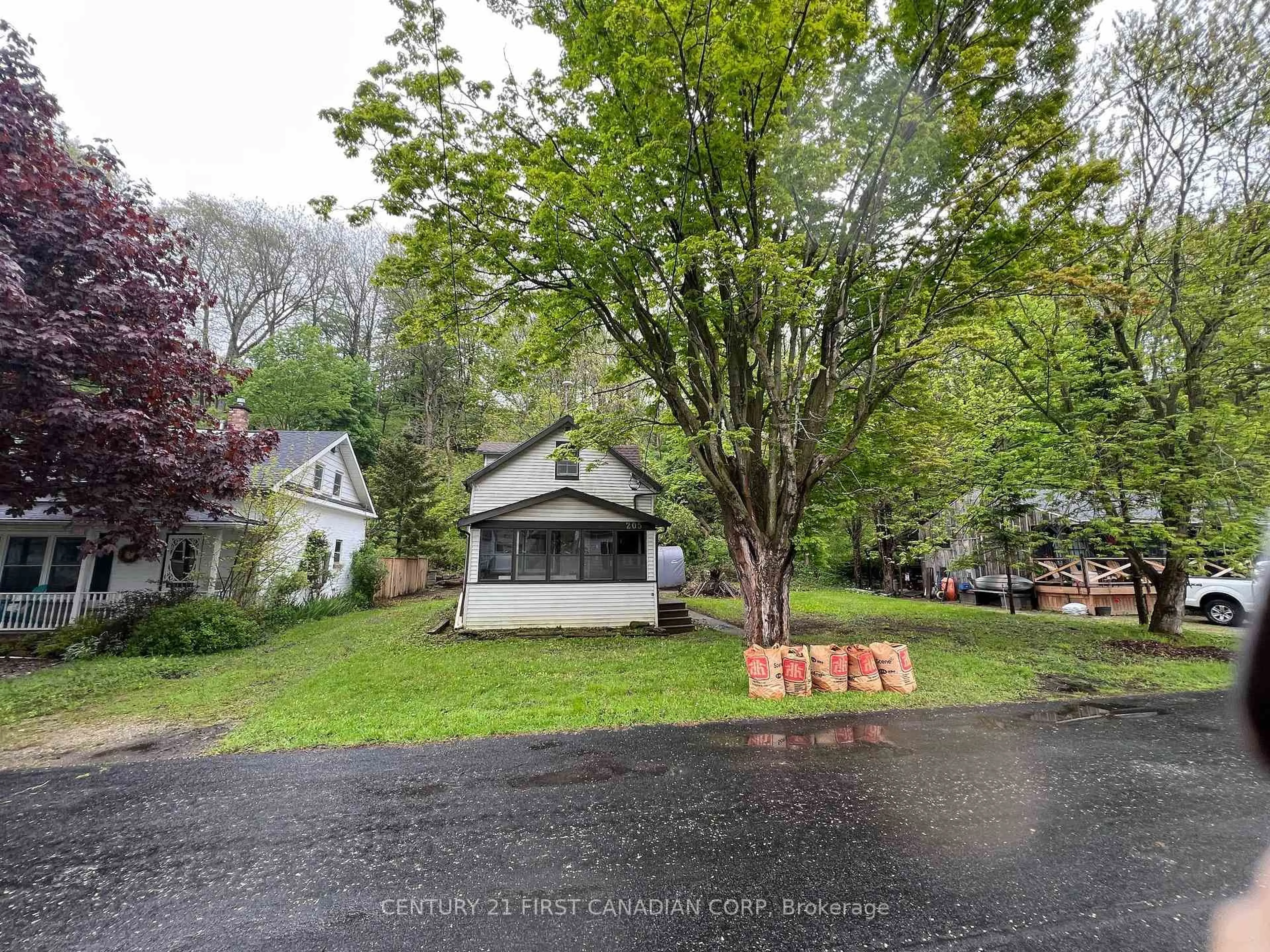 A pic from outside/outdoor area/front of a property/back of a property/a pic from drone, street for 205 Orchard St, Central Elgin Ontario N5L 1C4