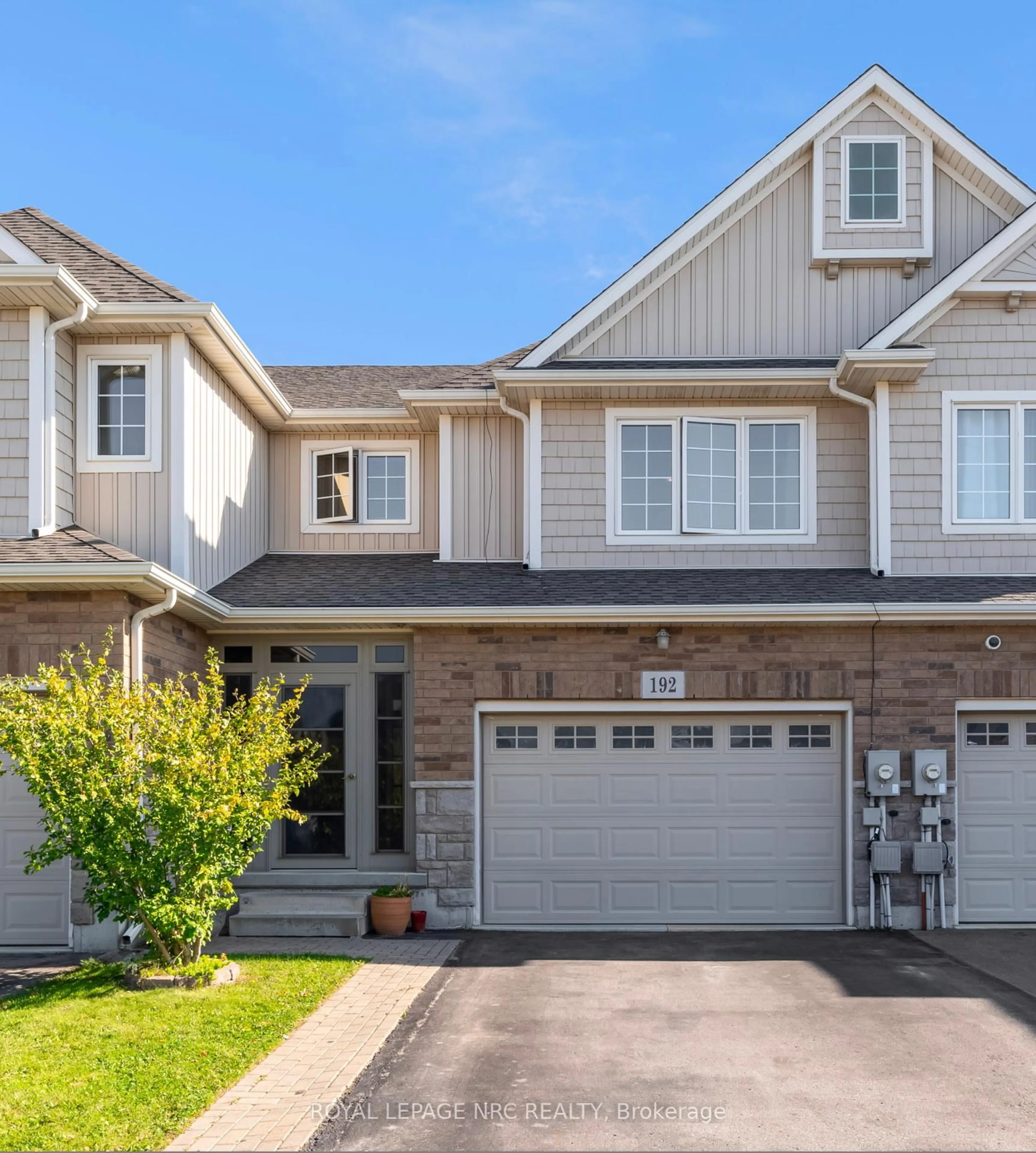 Home with vinyl exterior material, street for 192 Winterberry Blvd, Thorold Ontario L2V 0C2
