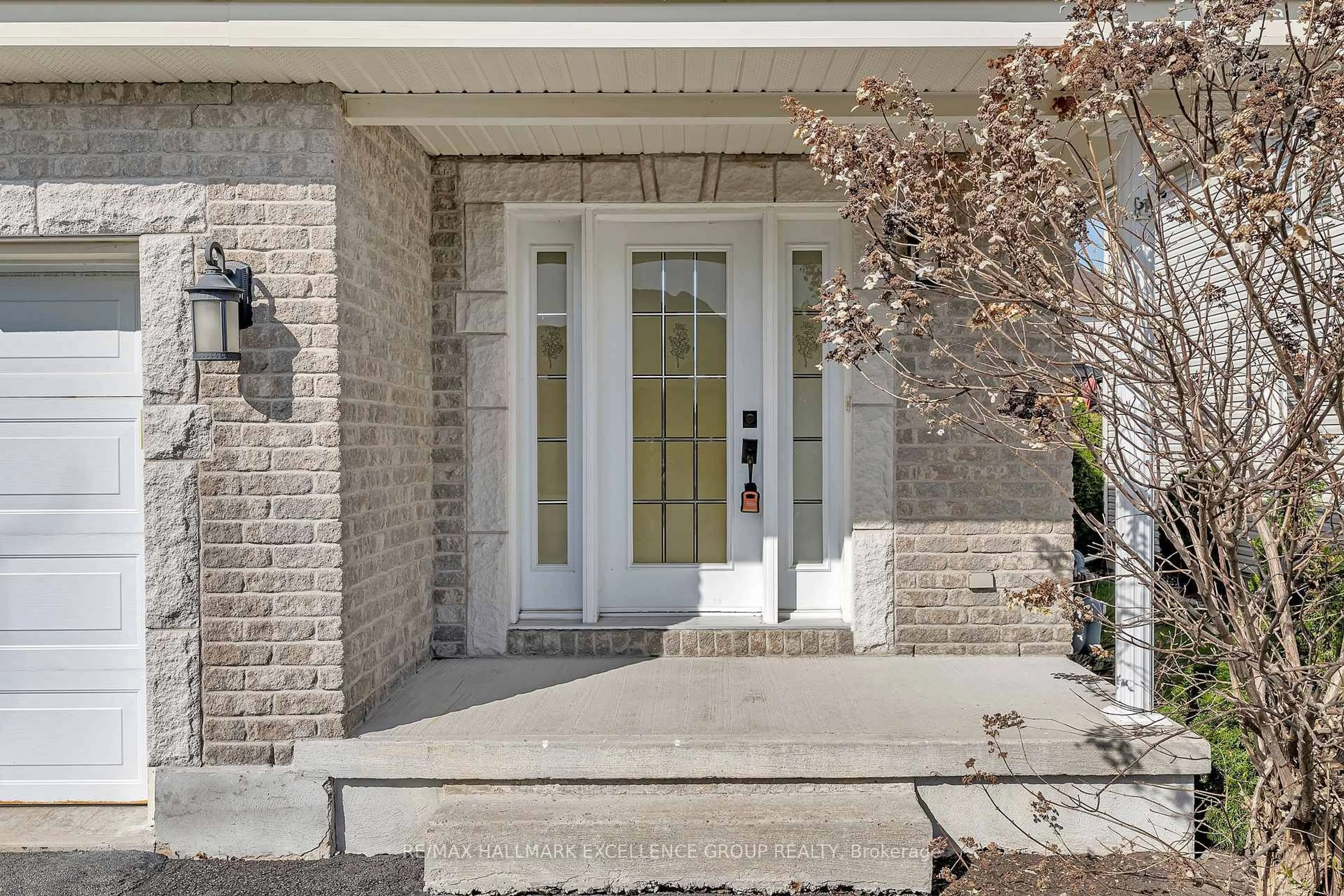 Indoor entryway for 160 Louise St, Clarence-Rockland Ontario K4K 1R8