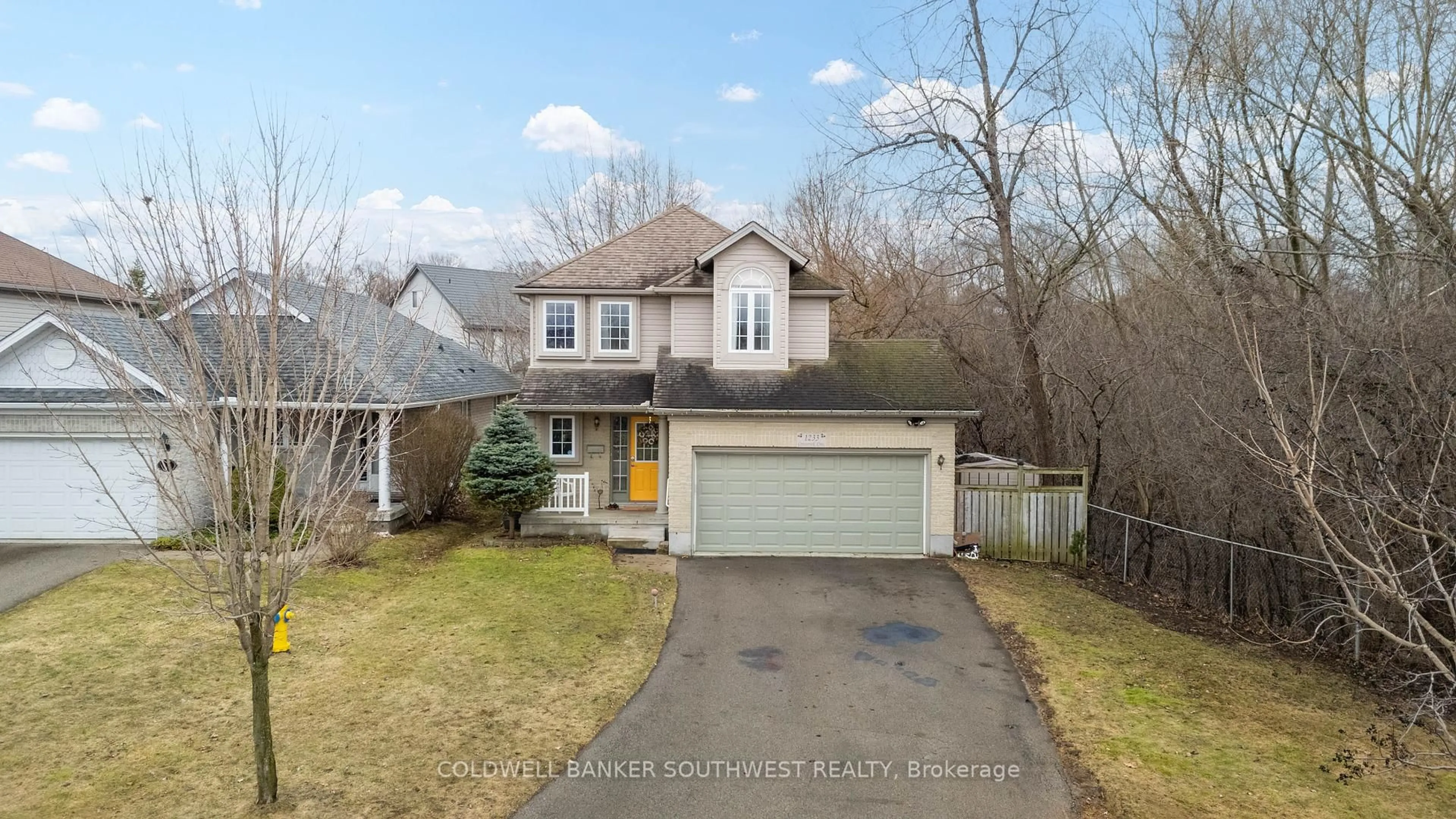 A pic from outside/outdoor area/front of a property/back of a property/a pic from drone, street for 1233 Crosscreek Cres, London East Ontario N5Y 6H6