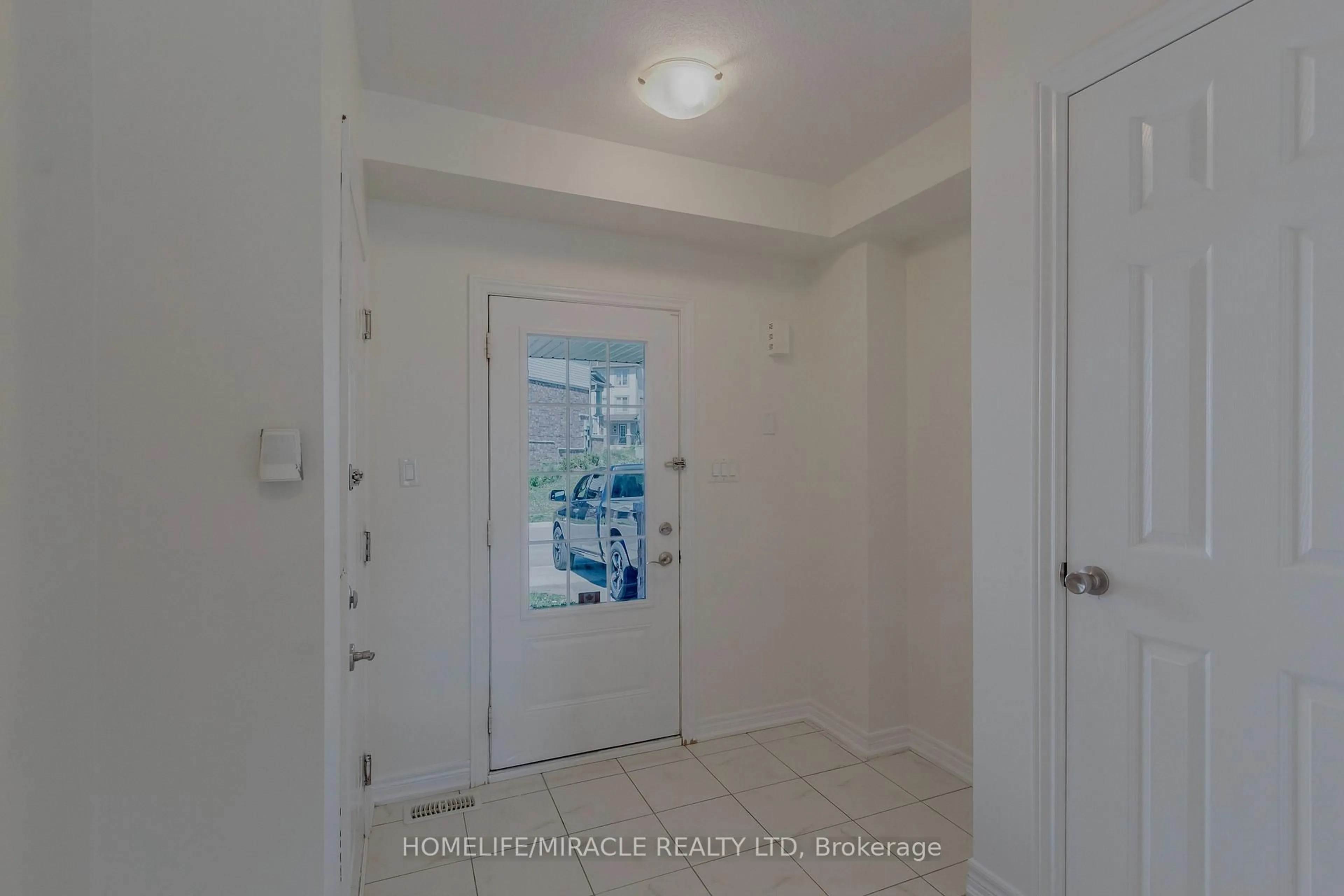 Indoor entryway for 740 Linden Dr #21, Cambridge Ontario N3H 0E3