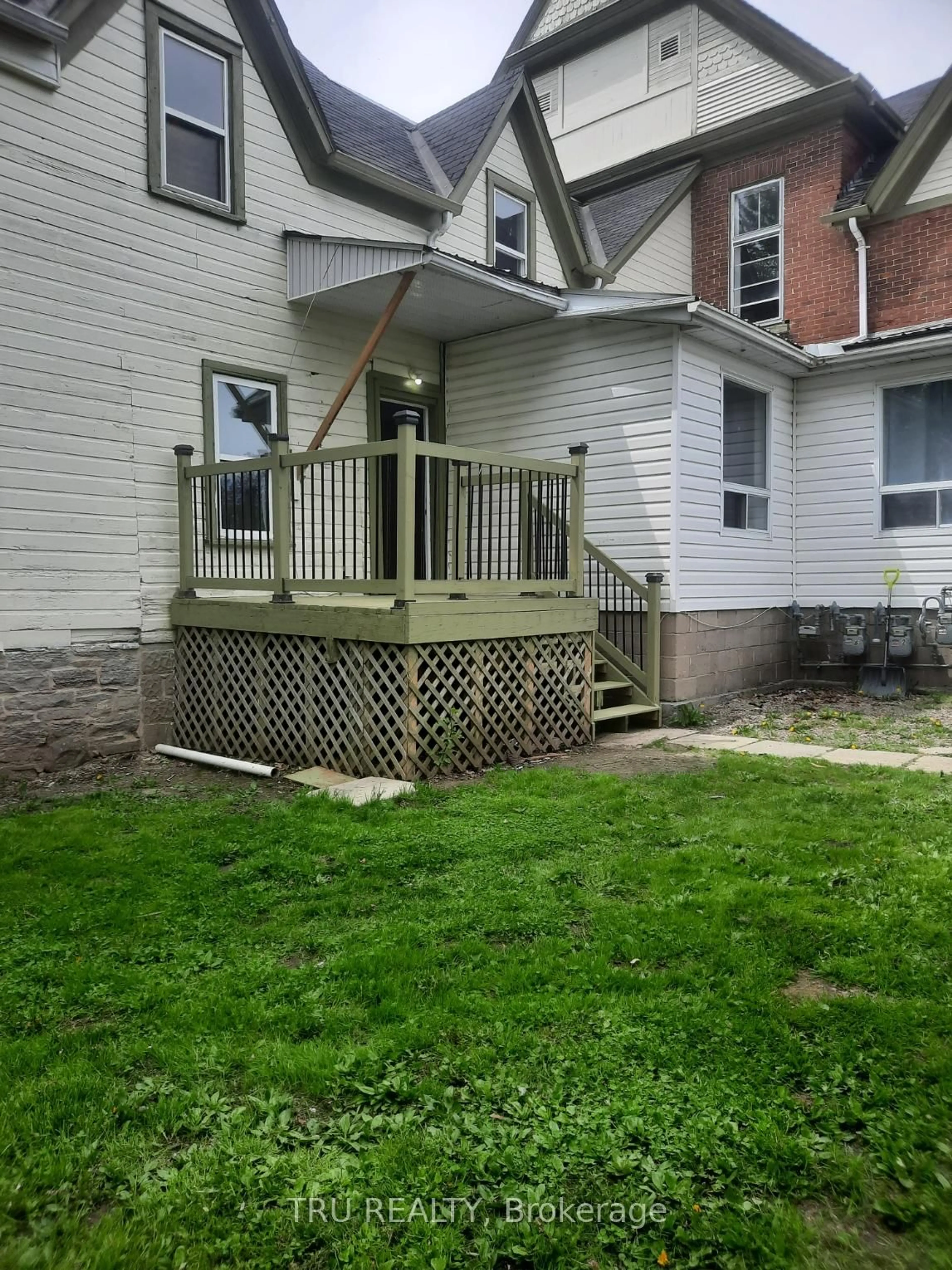 Patio, street for 33 Lakeshore Dr, South Dundas Ontario K0C 1X0