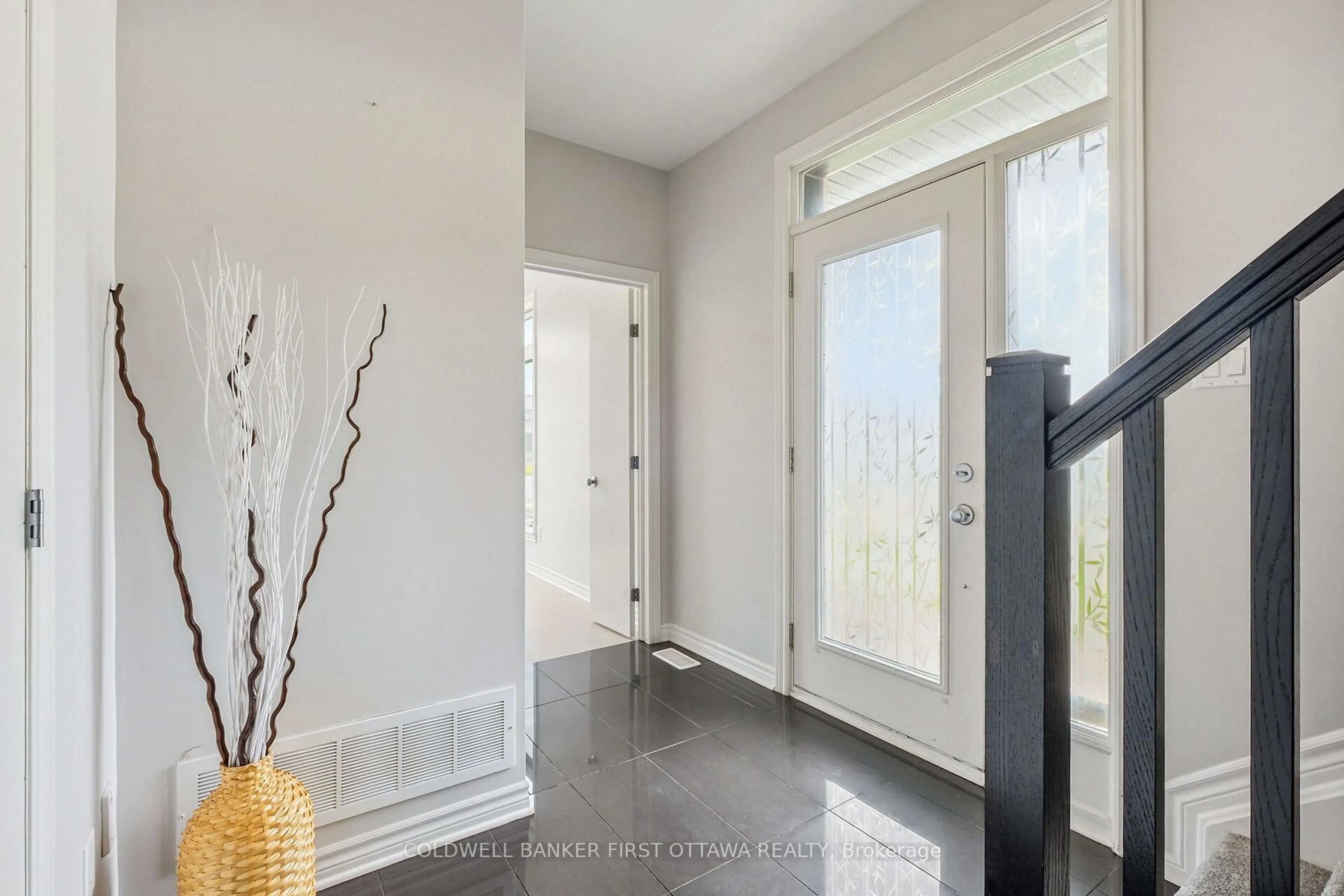 Indoor entryway for 612 Chaperal Private, Ottawa Ontario K4A 0Y2