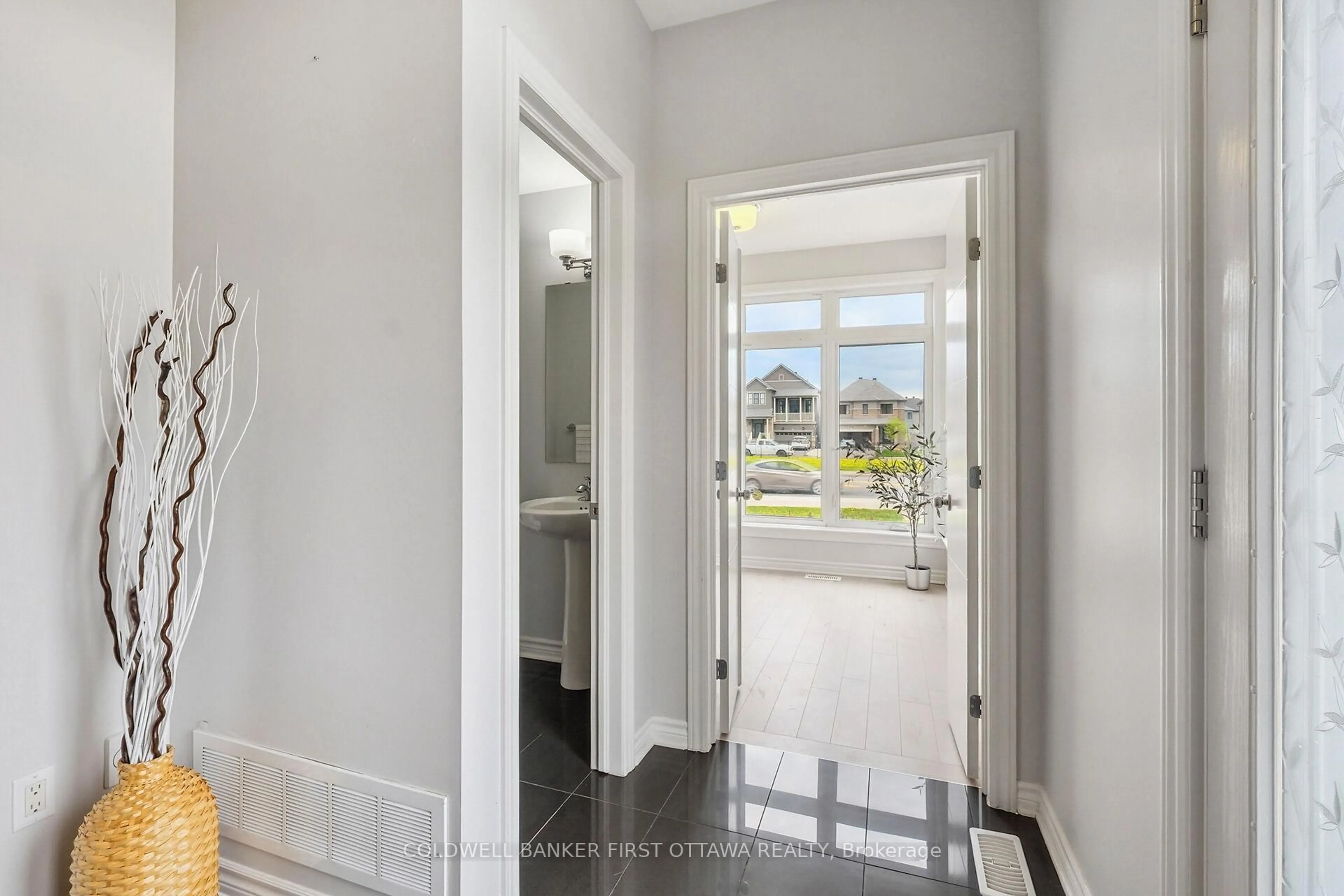 Indoor entryway for 612 Chaperal Private, Ottawa Ontario K4A 0Y2