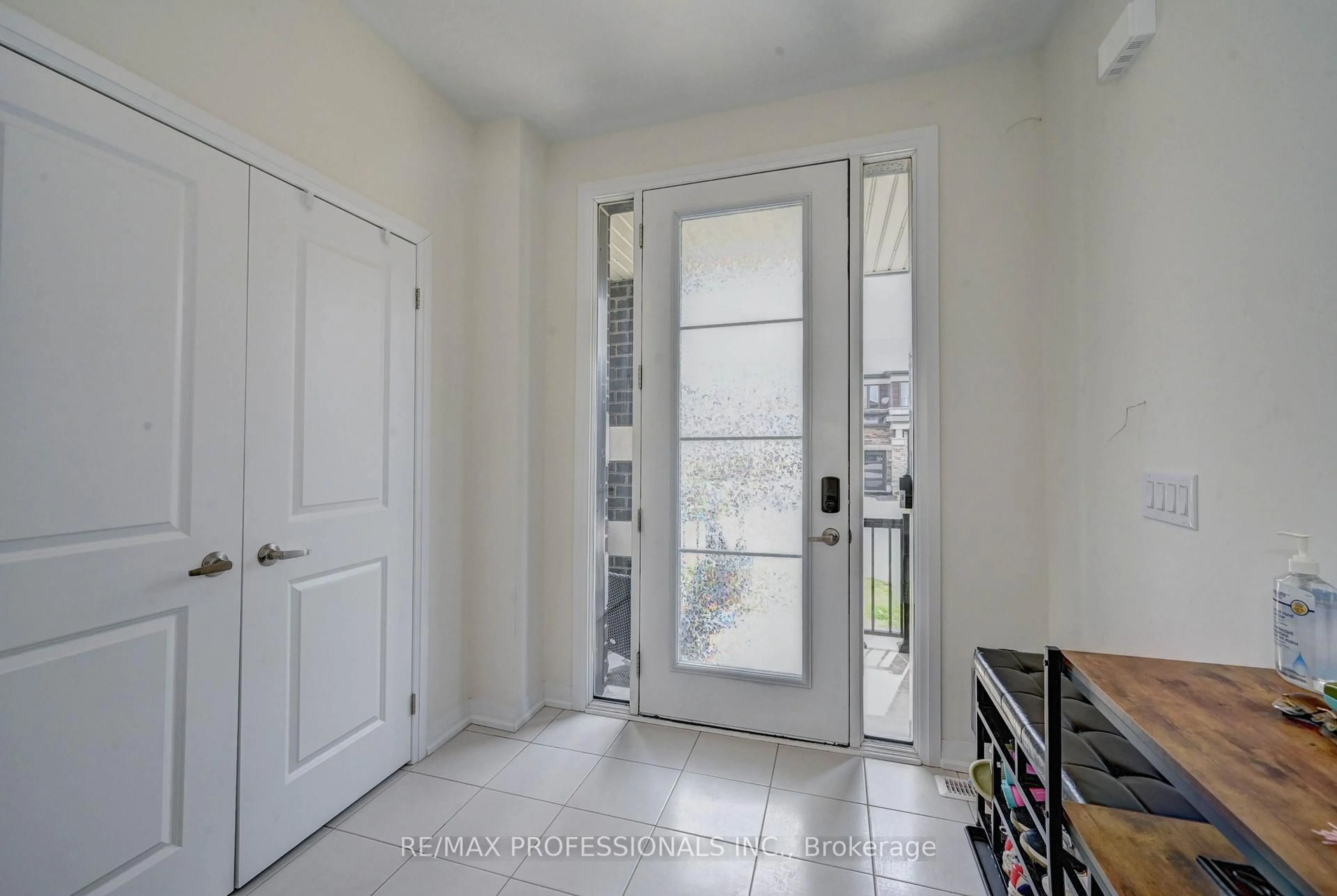 Indoor entryway for 36 Blacklock St, Cambridge Ontario N1S 0E3