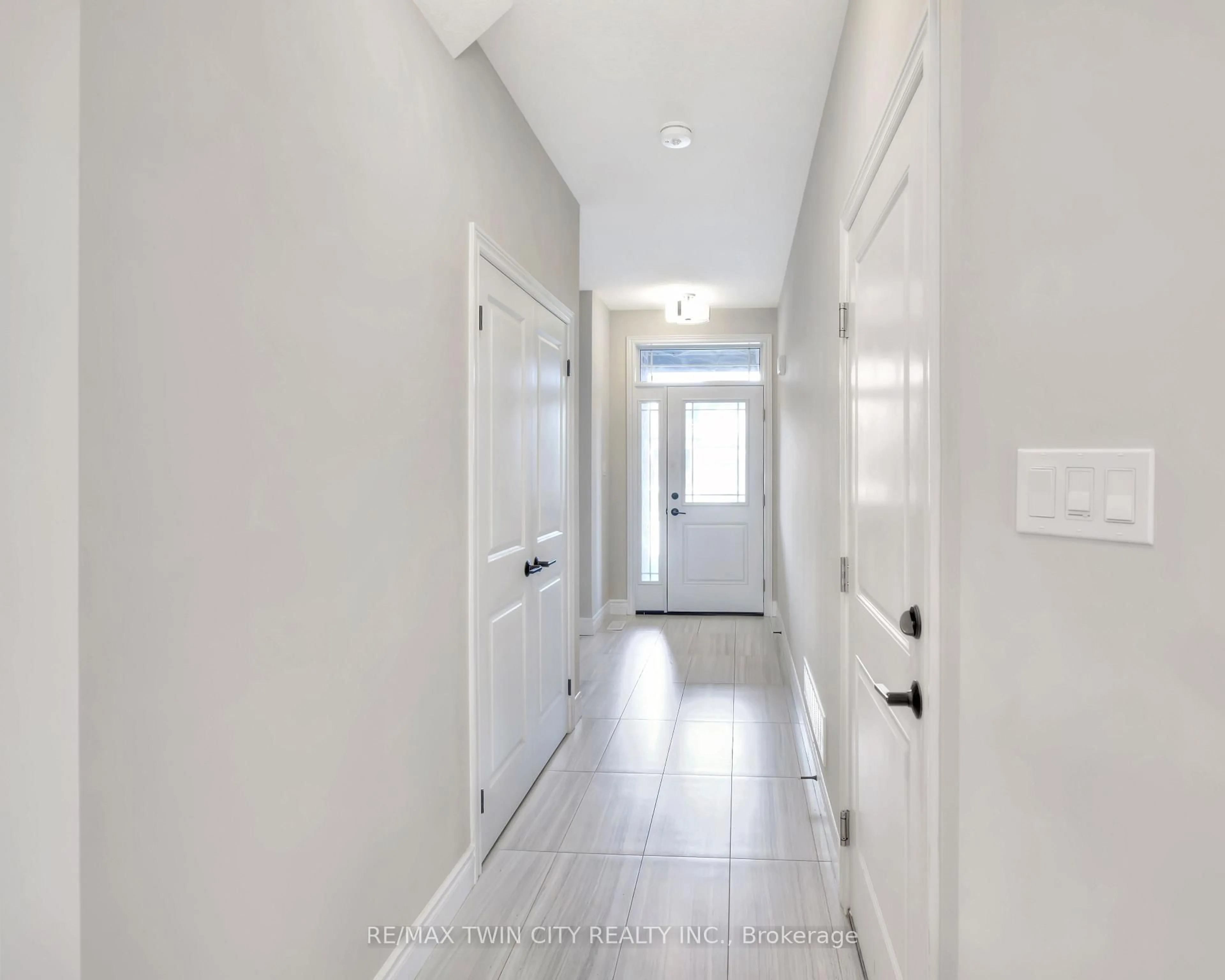 Indoor entryway for 35 Loxleigh Lane, Woolwich Ontario N0B 1M0