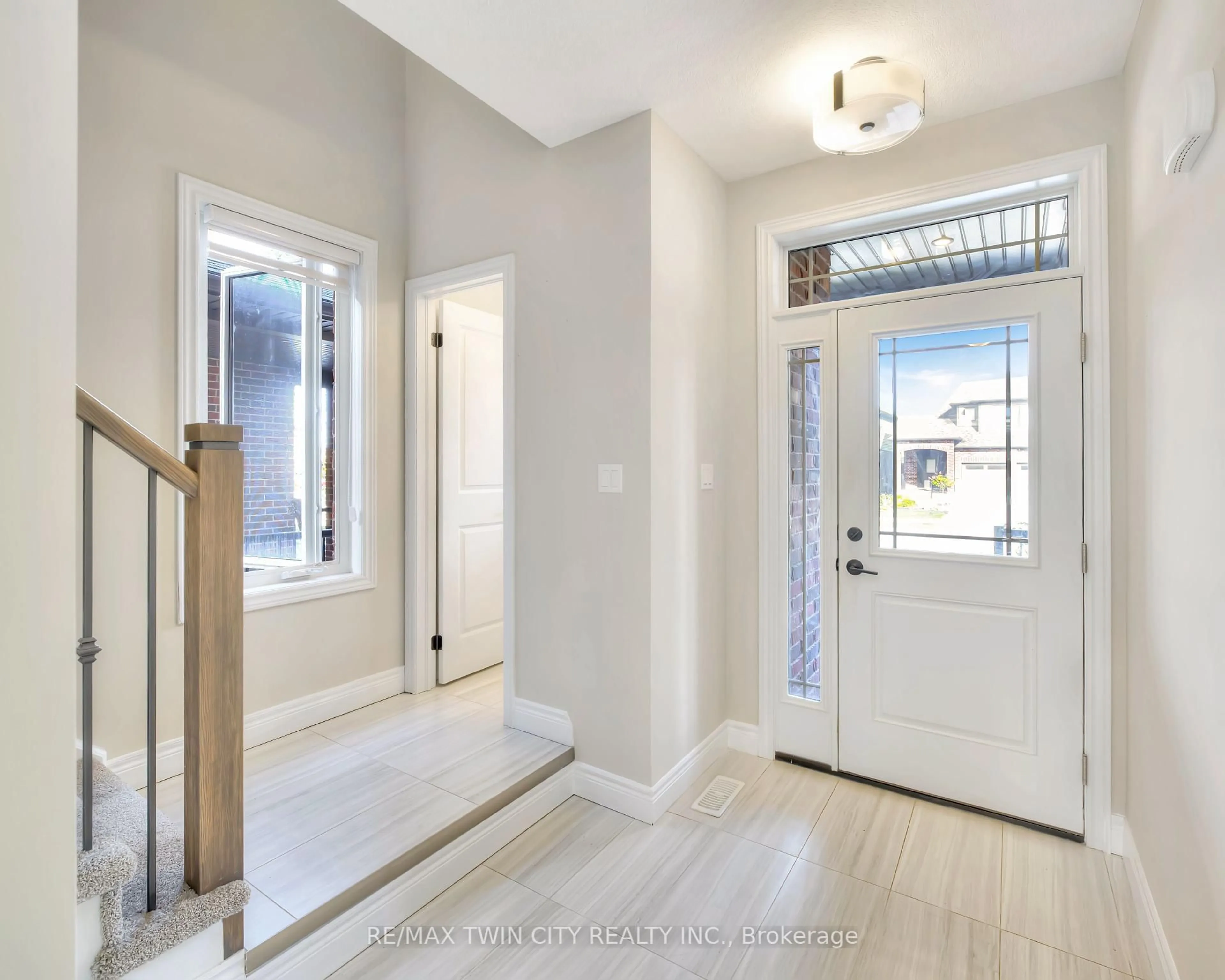Indoor entryway for 35 Loxleigh Lane, Woolwich Ontario N0B 1M0