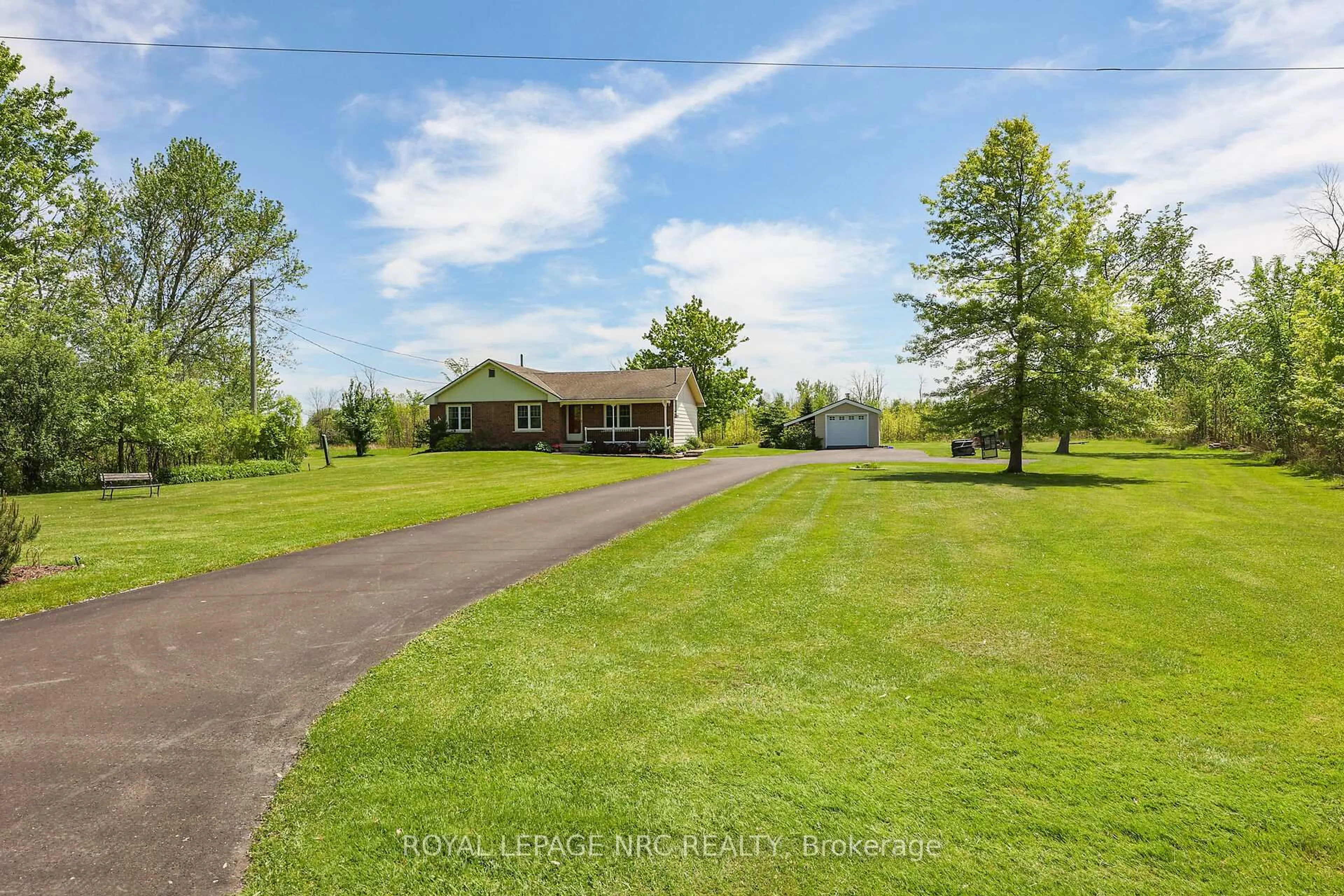 A pic from outside/outdoor area/front of a property/back of a property/a pic from drone, water/lake/river/ocean view for 410 Cairns Cres, Fort Erie Ontario L2A 5M4