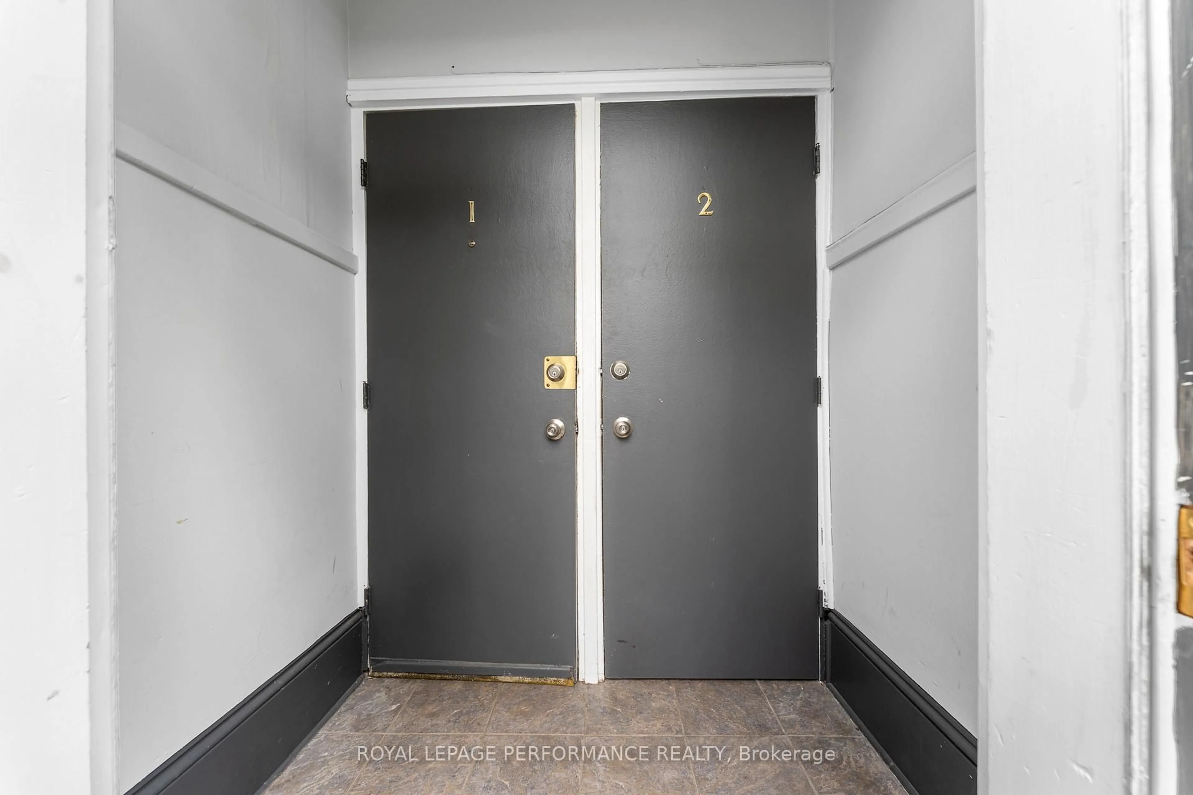 Indoor entryway for 522/524 Bay St, Ottawa Ontario K1R 6B5