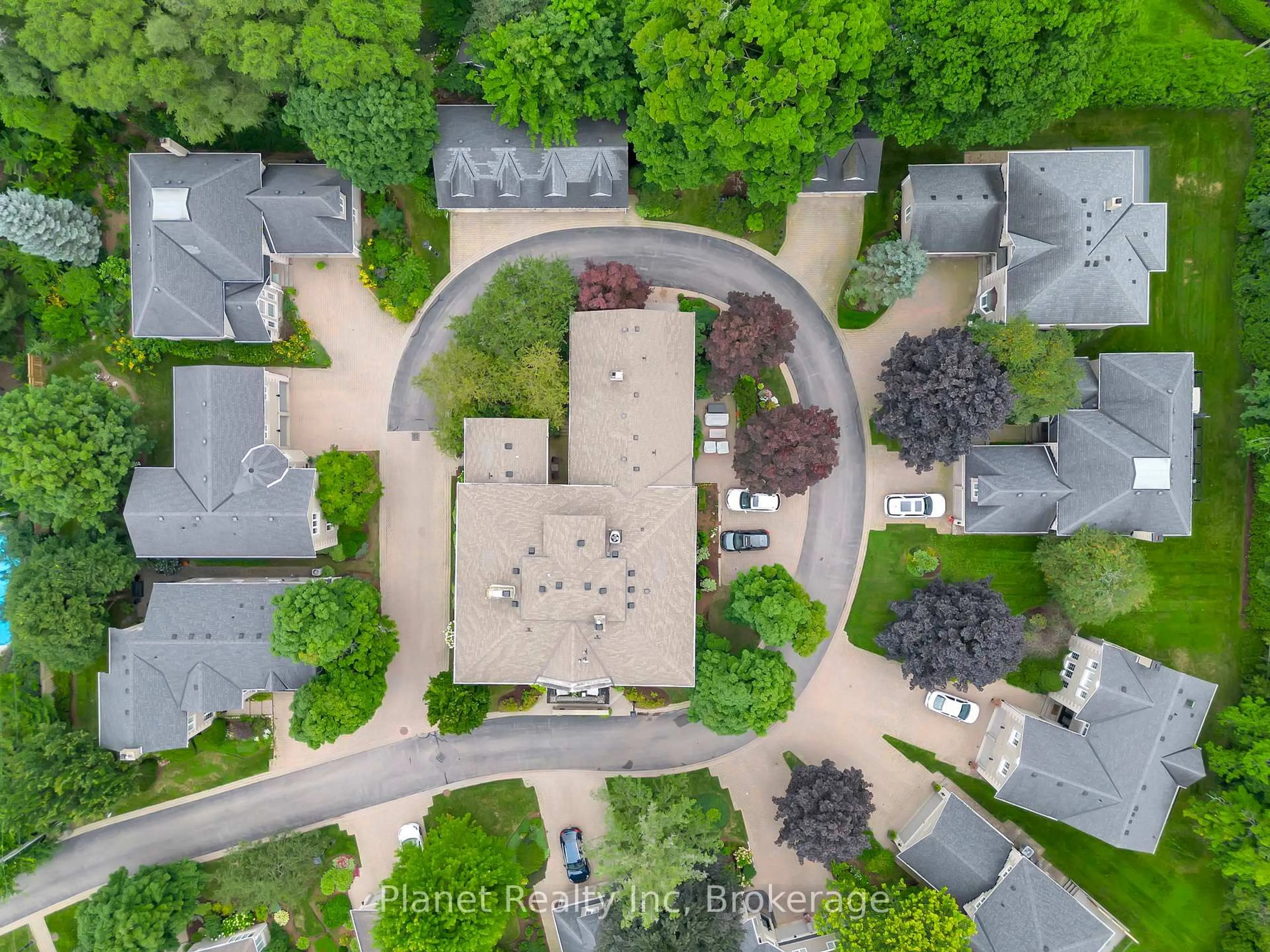 A pic from outside/outdoor area/front of a property/back of a property/a pic from drone, street for 25 Manor Park Cres #11, Guelph Ontario N1G 1A2